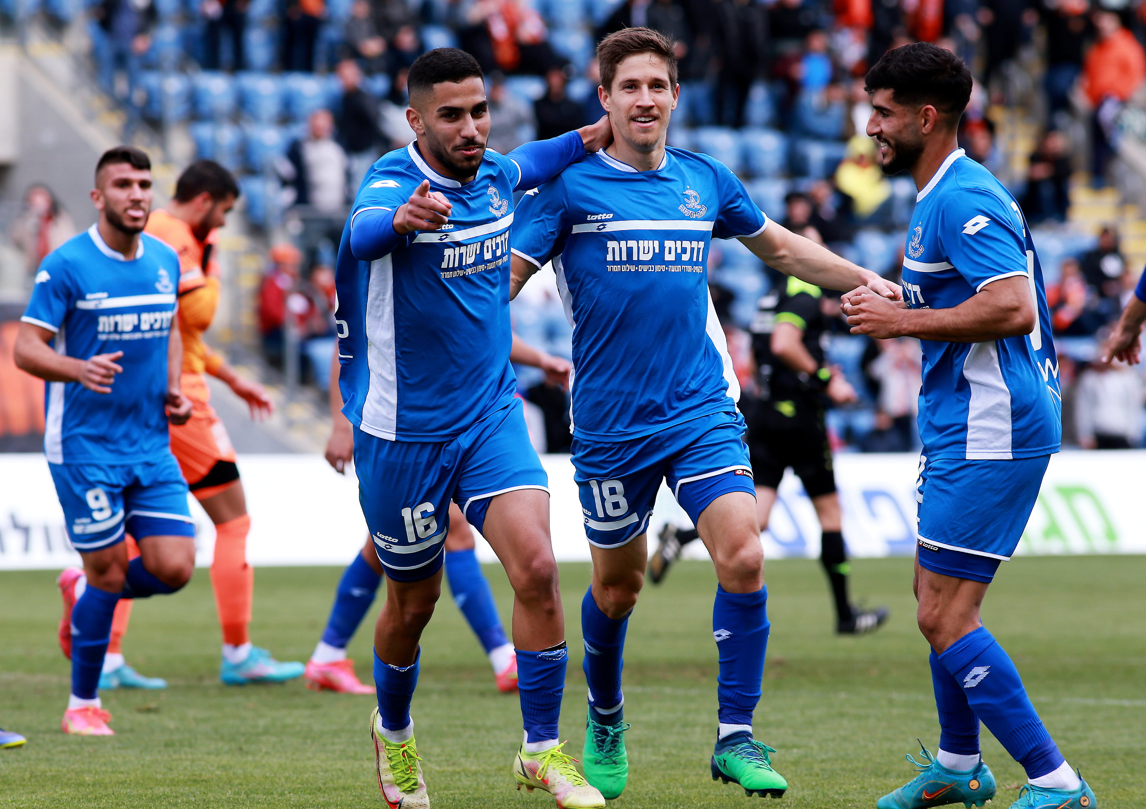 שחקן הפועל פתח תקוה אילי טמם עם עידו דוידוב