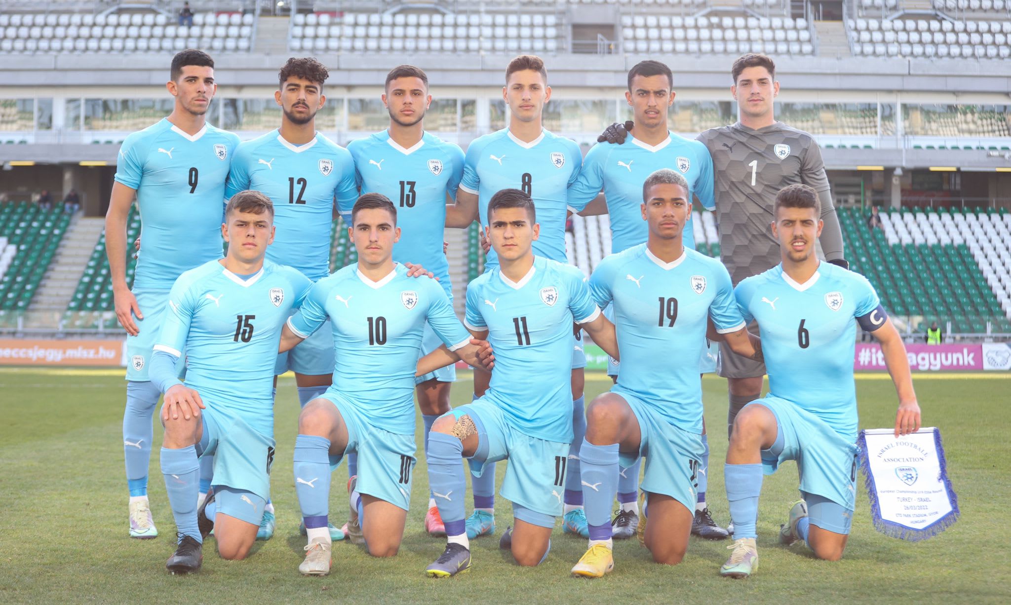 נבחרת הנוער של ישראל. שורה עליונה: ליאור גליקליך (1), אור ישראלוב, טל ארצ'ל (8), מאור ישלירמק (13), רוי רביבו (12), דור תורג'מן (9). שורה תחתונה: אילי מדמון (6), עידן טוקלומטי ג'ורנו (19), אריאל לוגסי (11), אוסקר גלוך (10), עילי פיינגולד (15)