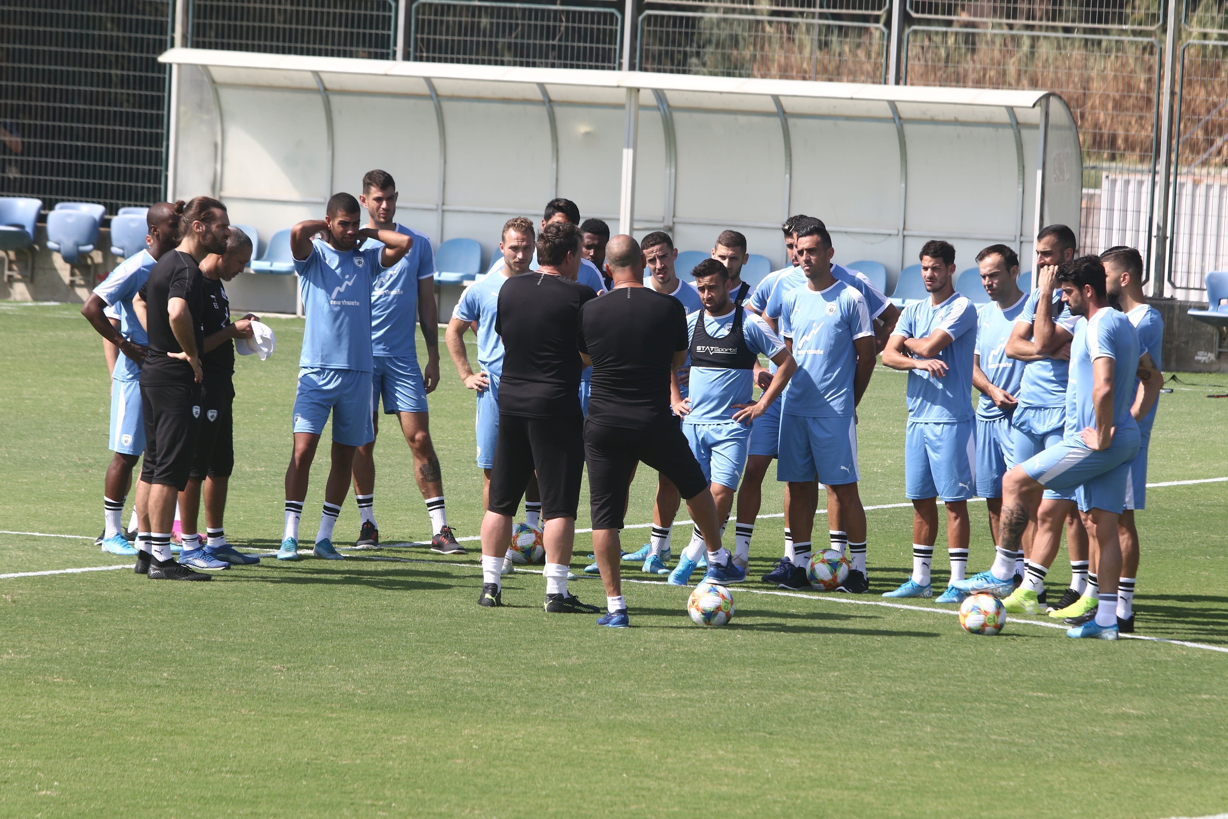 שחקני נבחרת ישראל עם אנדי הרצוג