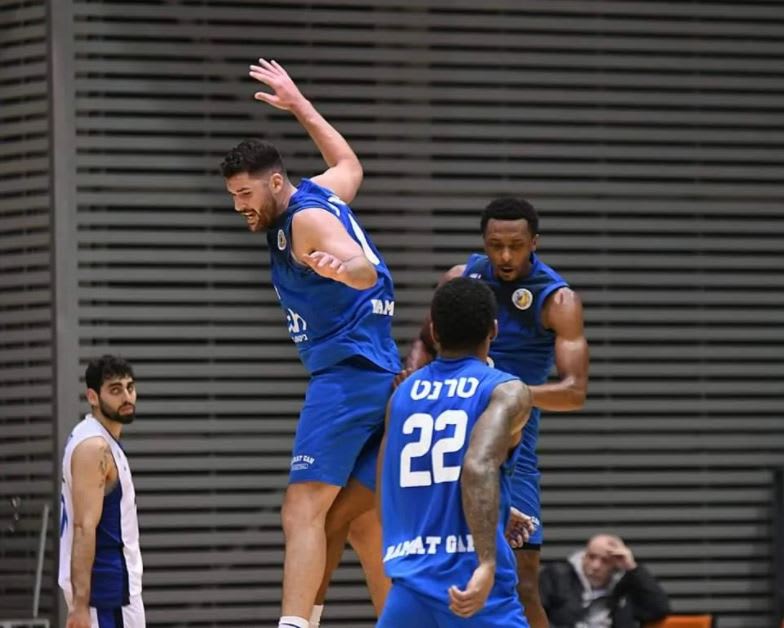 שחקני מכבי עירוני רמת גן חוגגים