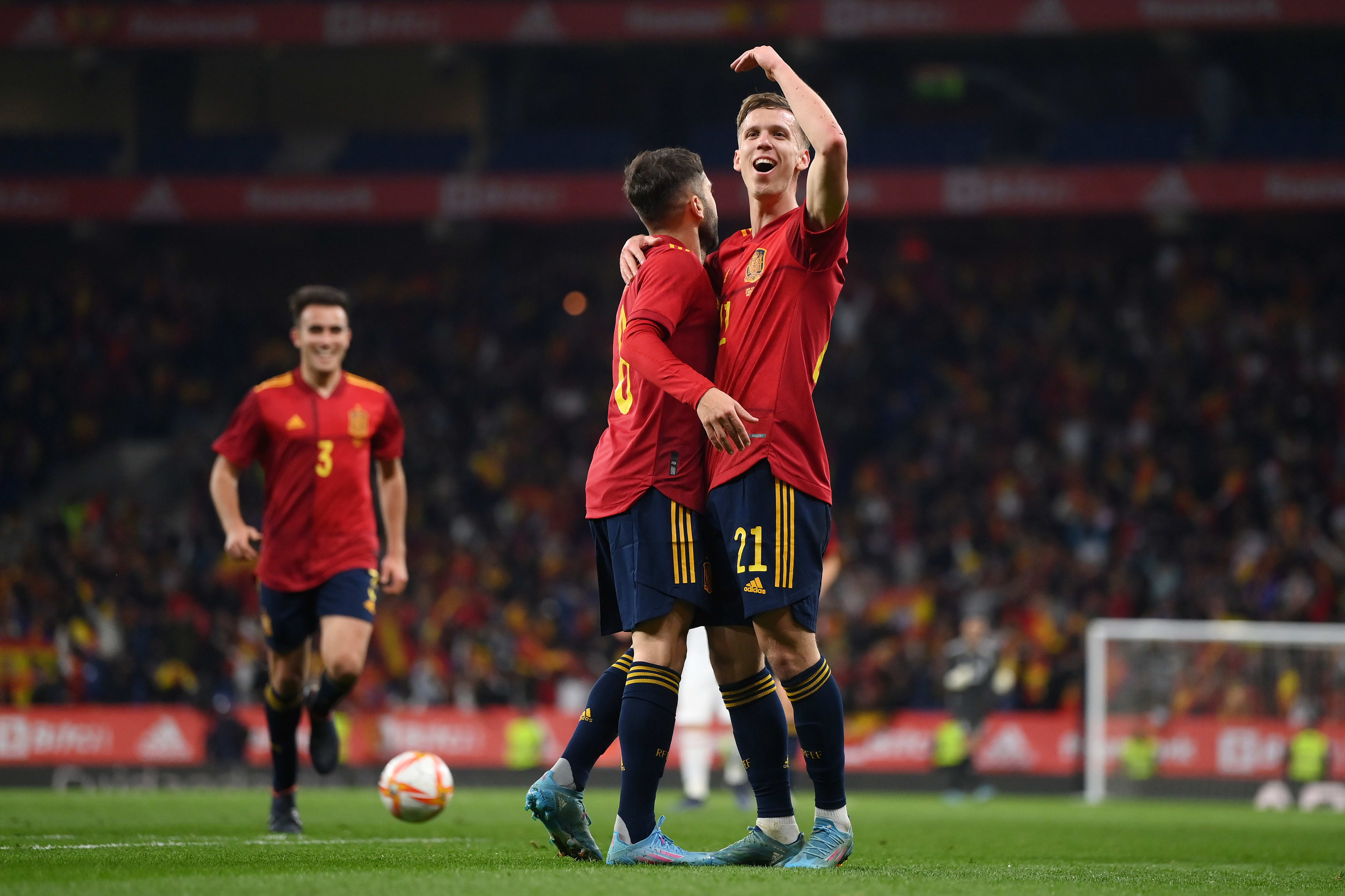 דני אולמו שחקן נבחרת ספרד חוגג שער עם ג'ורדי אלבה