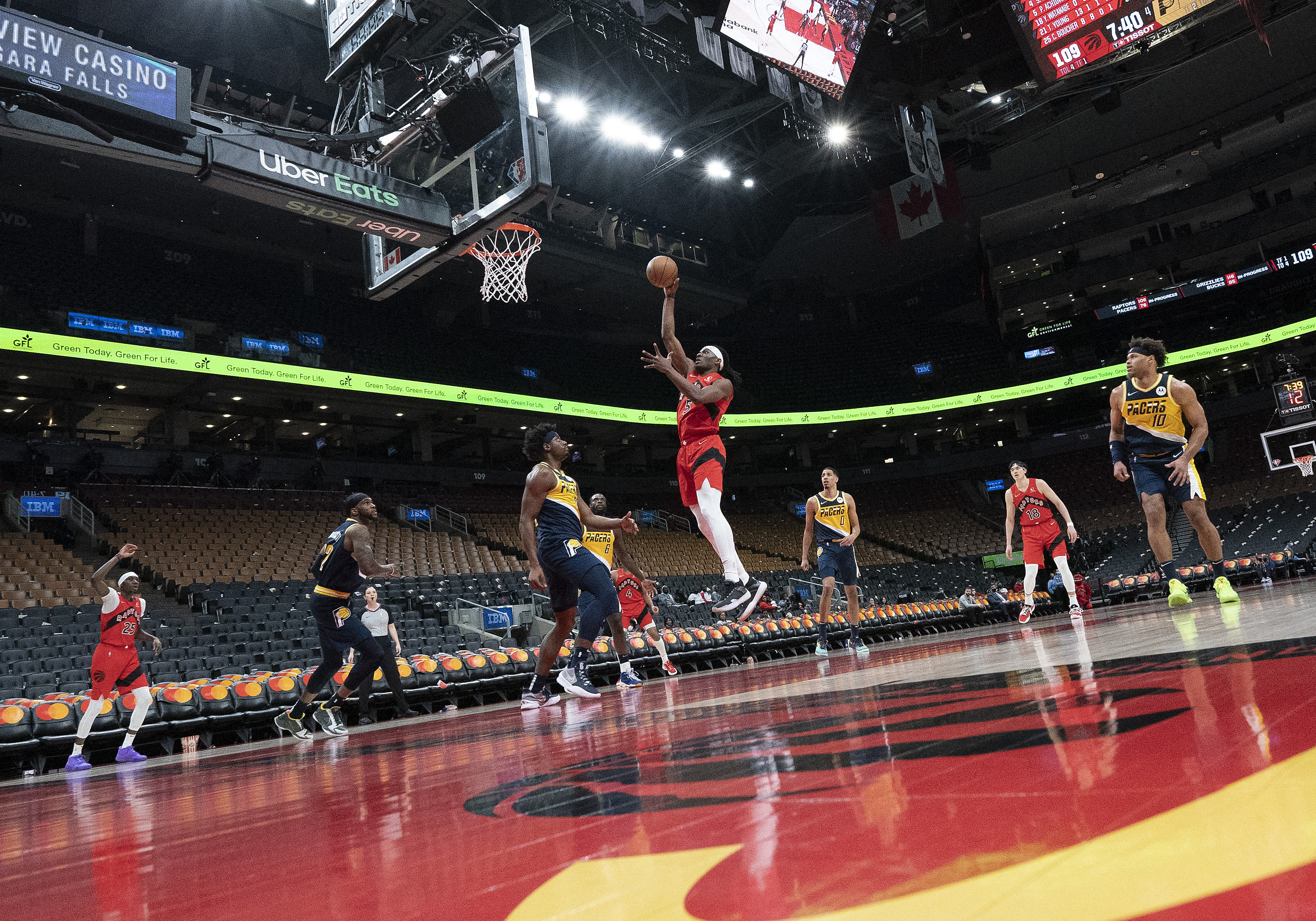 אינדיאנה משחקת באולם ריק בטורונטו, אחרי שהקהל פונה