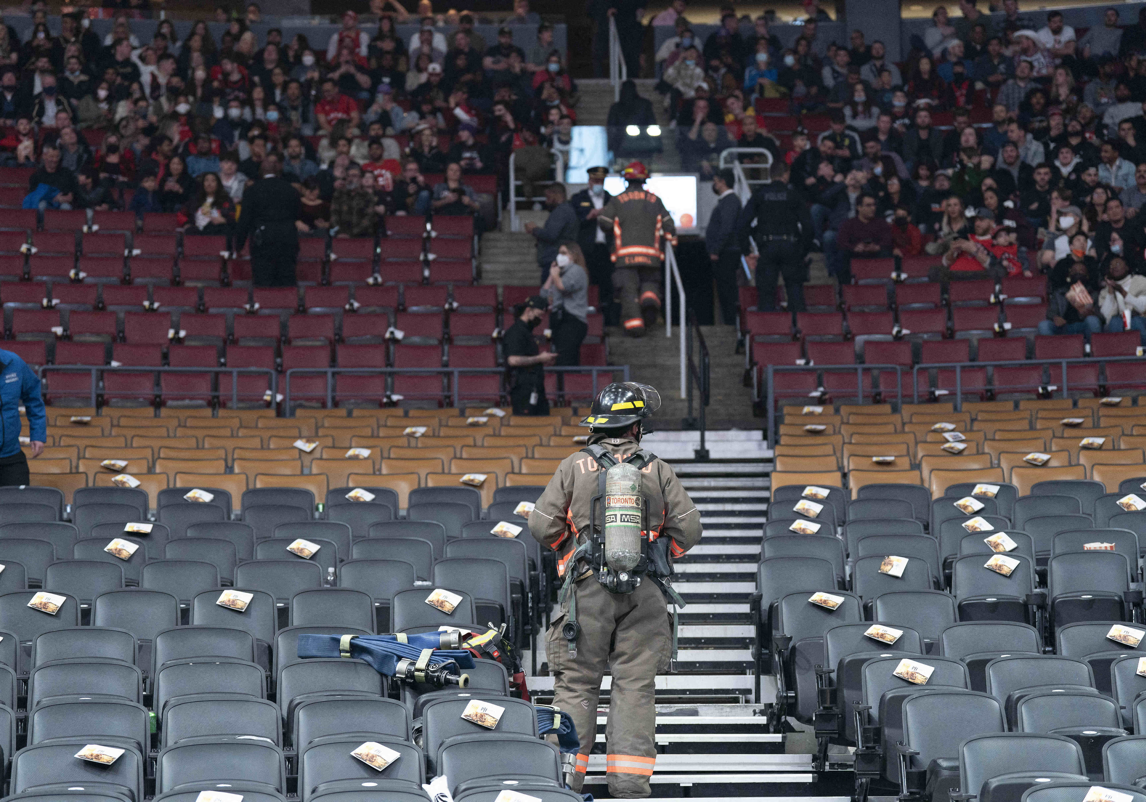 כוחות כיבוי האש בטורונטו מפנים את הקהל מהאולם