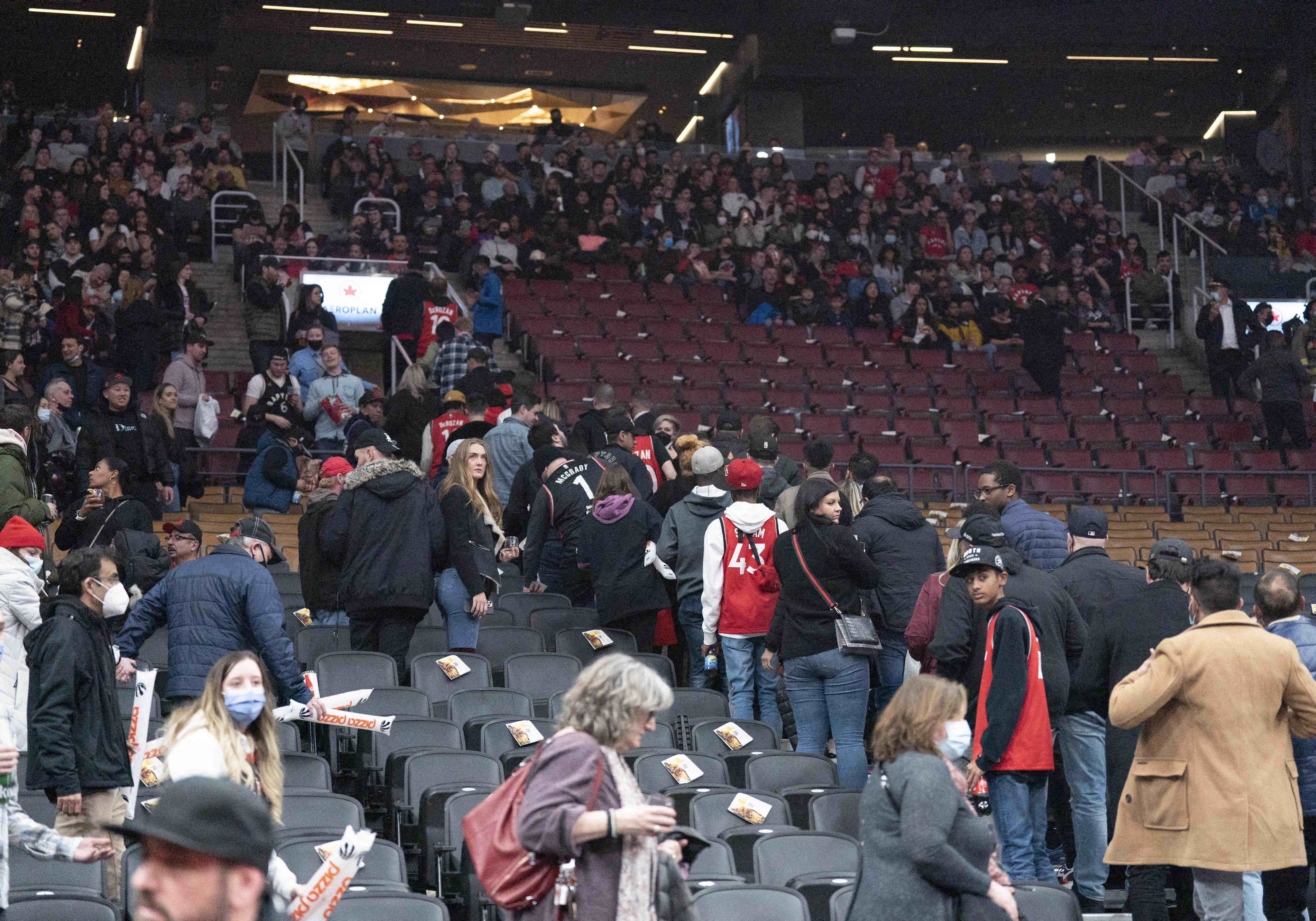 הקהל בטורונטו עוזב את האולם אחרי השריפה במסך