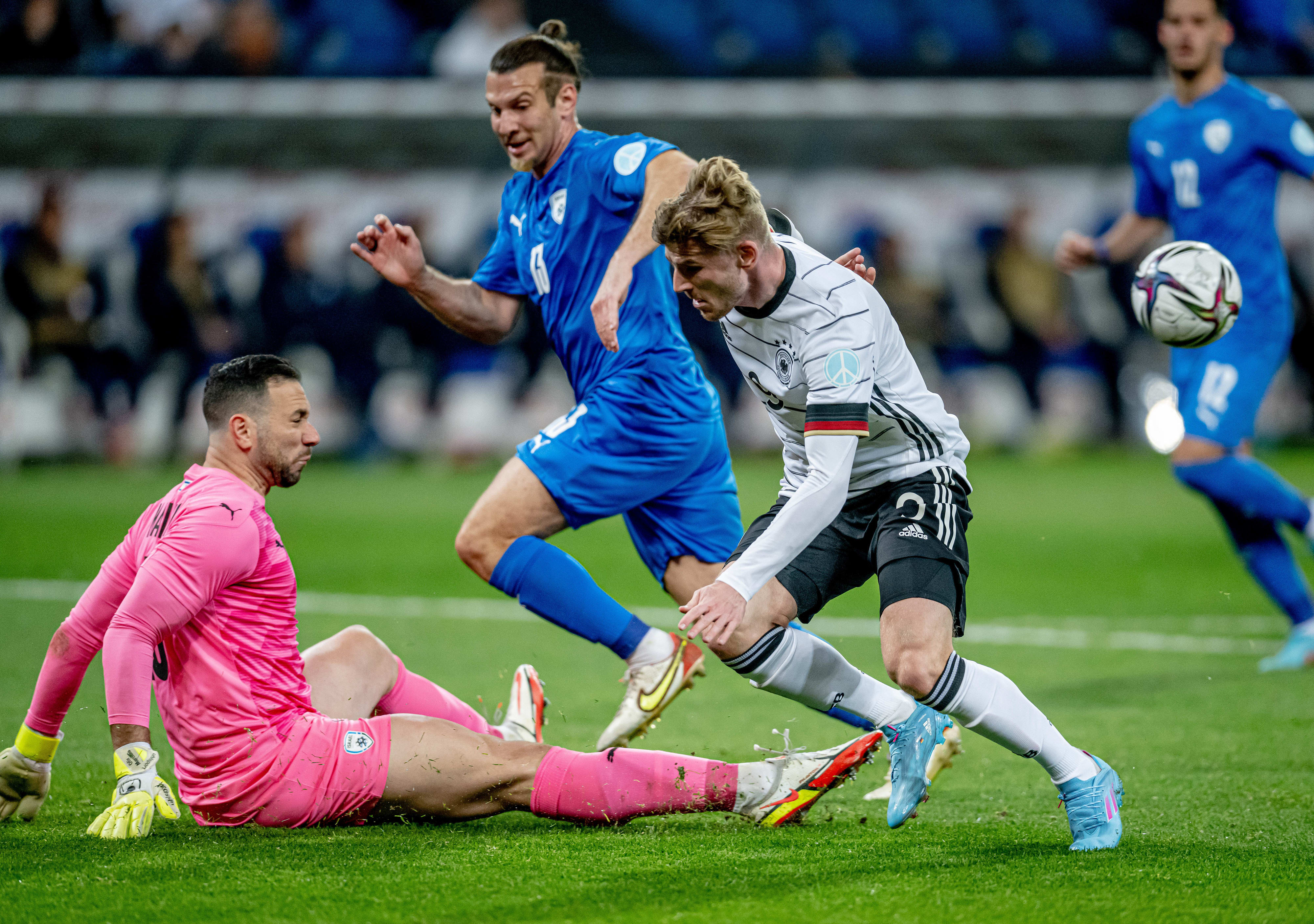 שחקן נבחרת גרמניה, טימו ורנר, מול שחקני נבחרת ישראל, שון גולדברג, אופיר מרציאנו