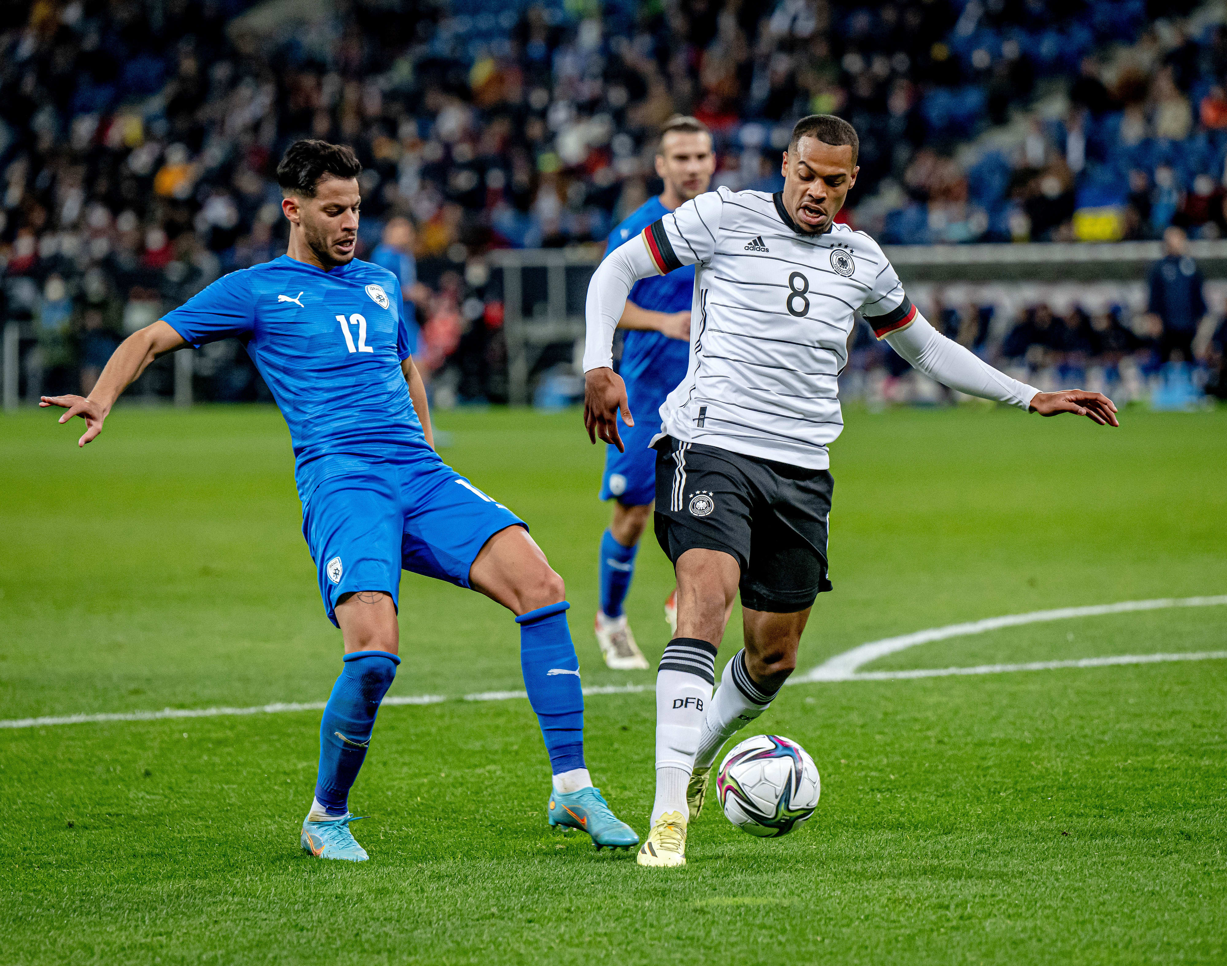 שחקן נבחרת גרמניה לוקאס מצ'ה, מול שחקן נבחרת ישראל סאן מנחם