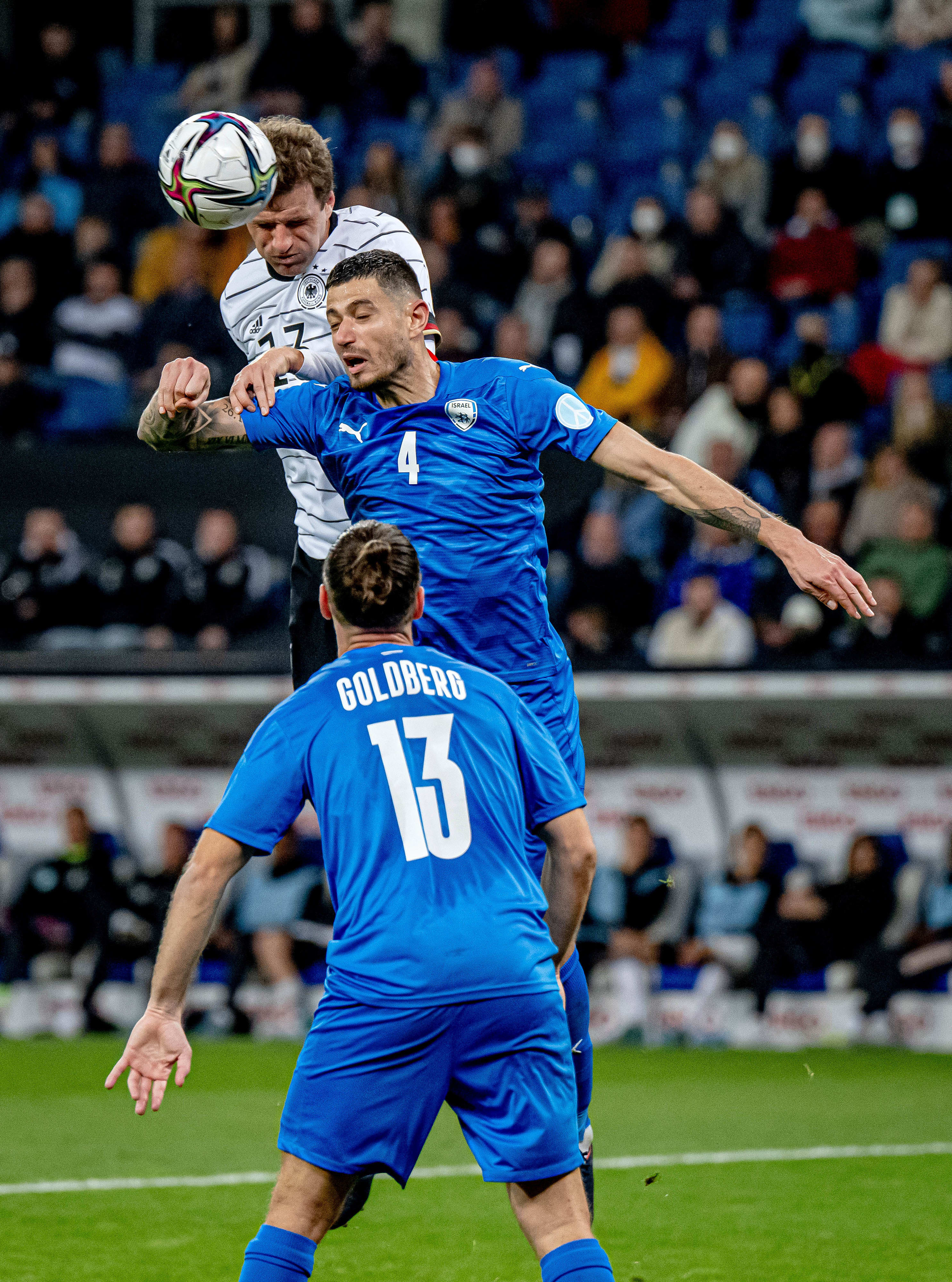 חלוץ נבחרת גרמניה תומאס מולר מעל בלם נבחרת ישראל ניר ביטון