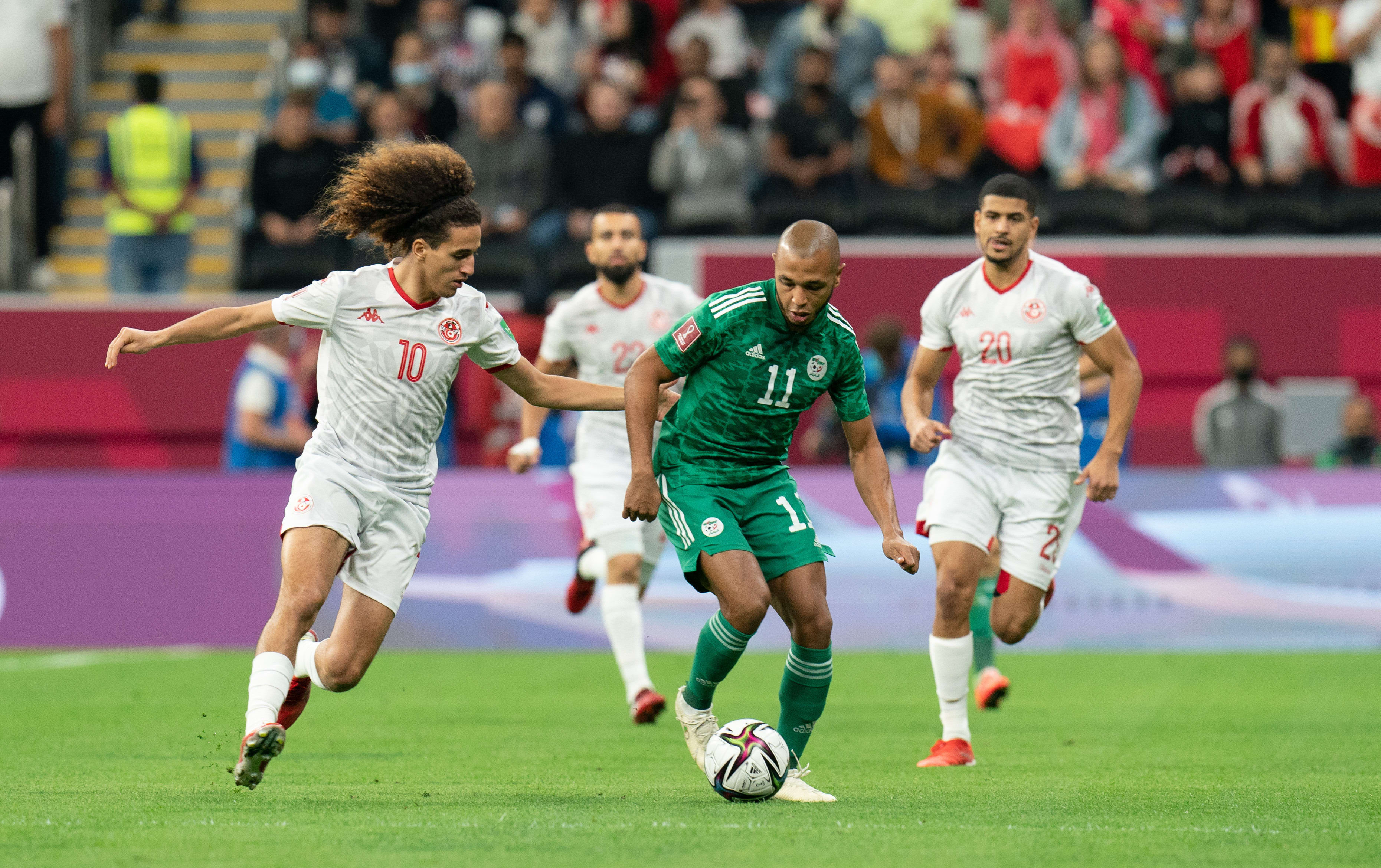 שחקן נבחרת אלג'יריה, יאסין ברהימי, מול שחקן נבחרת טוניסיה חניבל אל מג'ברי