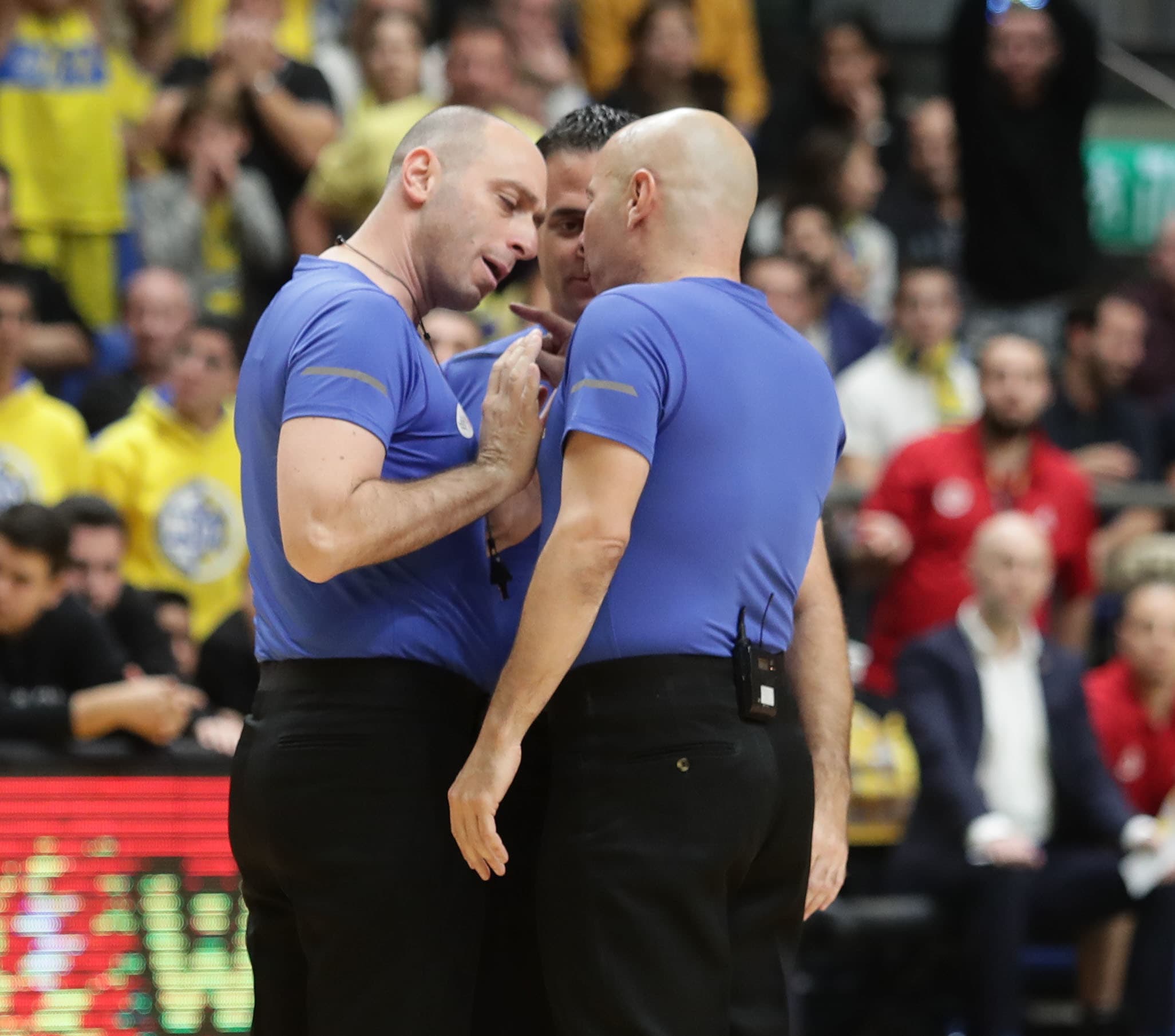 ארז גוריון שופט כדורסל עם עומר אסתרון