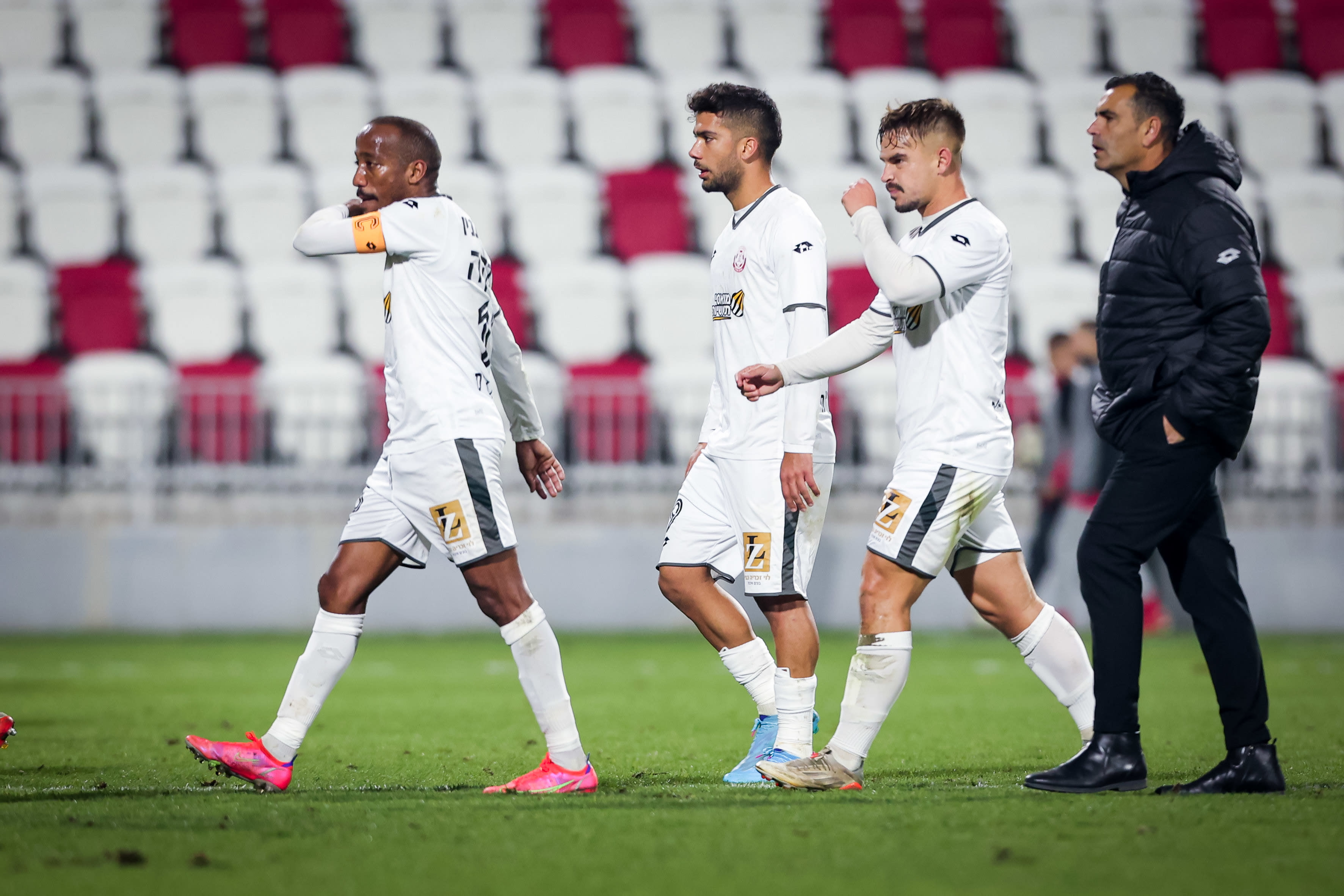 מנחם קורצקי מאמן הפועל חדרה עם שחקניו: מקסים פלקושצ'נקו, שובל גוזלן, מנשה זלקה