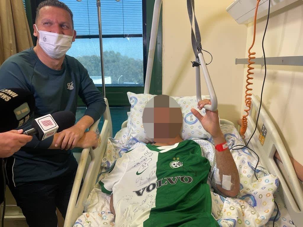 אנשי מכבי חיפה מבקרים חייל פצוע