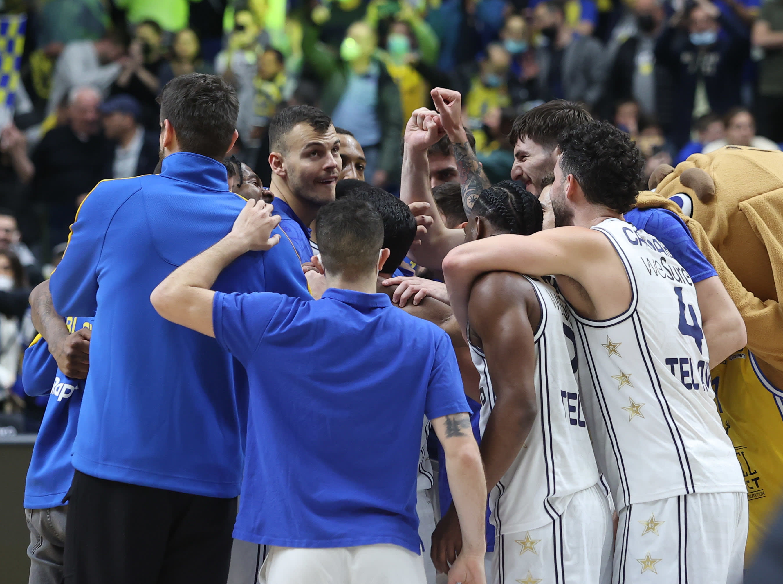 שחקני מכבי תל אביב בכדורסל חוגגים