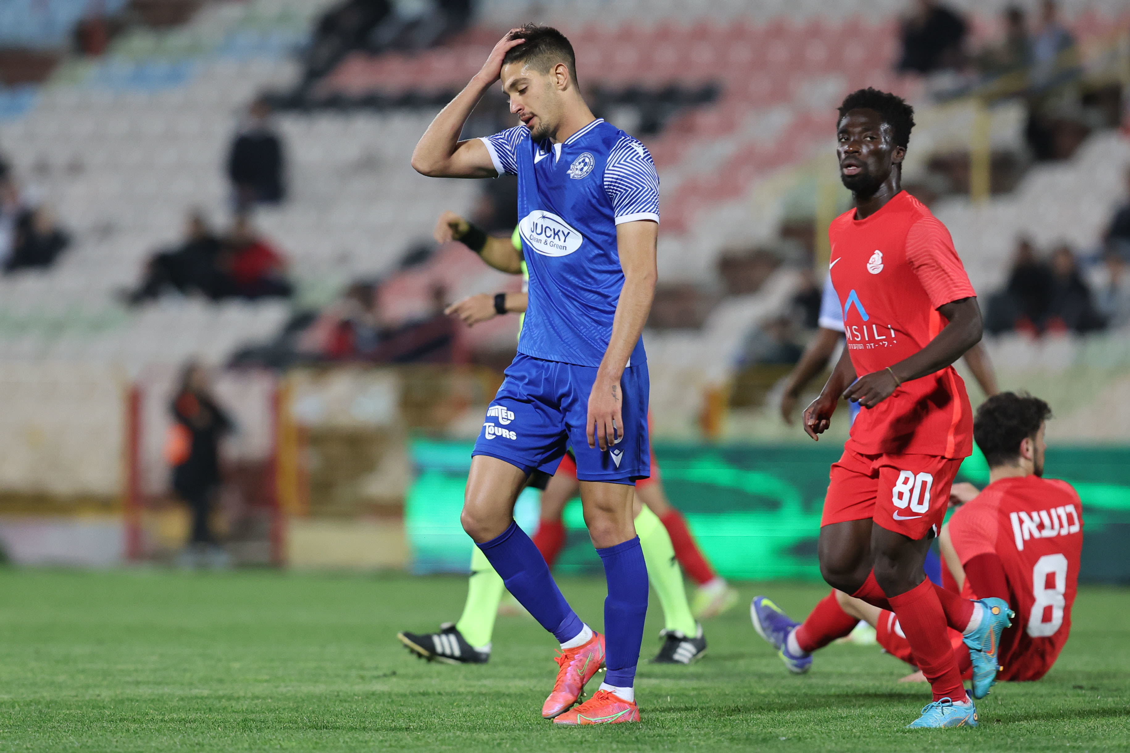 לורנס אופורי שחקן מ.ס. אשדוד מול אור בלוריאן שחקן מכבי פתח תקוה