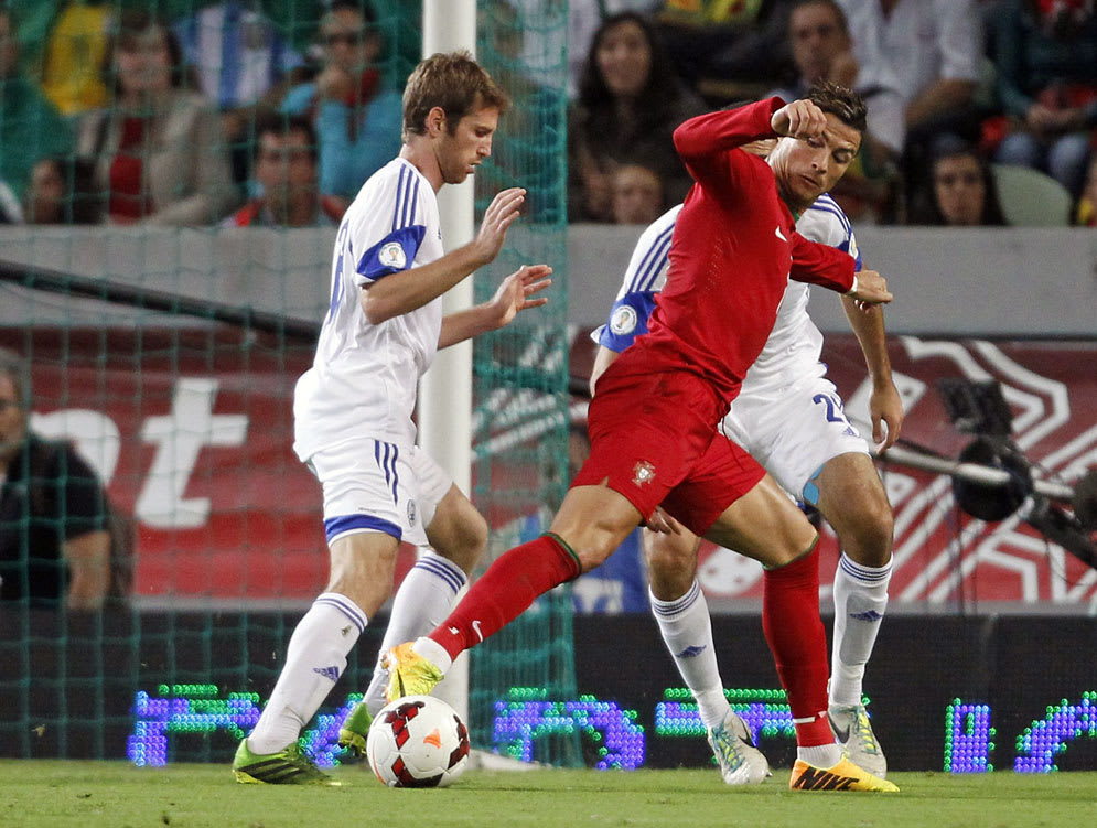 שחקן נבחרת פורטוגל כריסטיאנו רונאלדו מול שחקני נבחרת ישראל שרן ייני, איתן טיבי