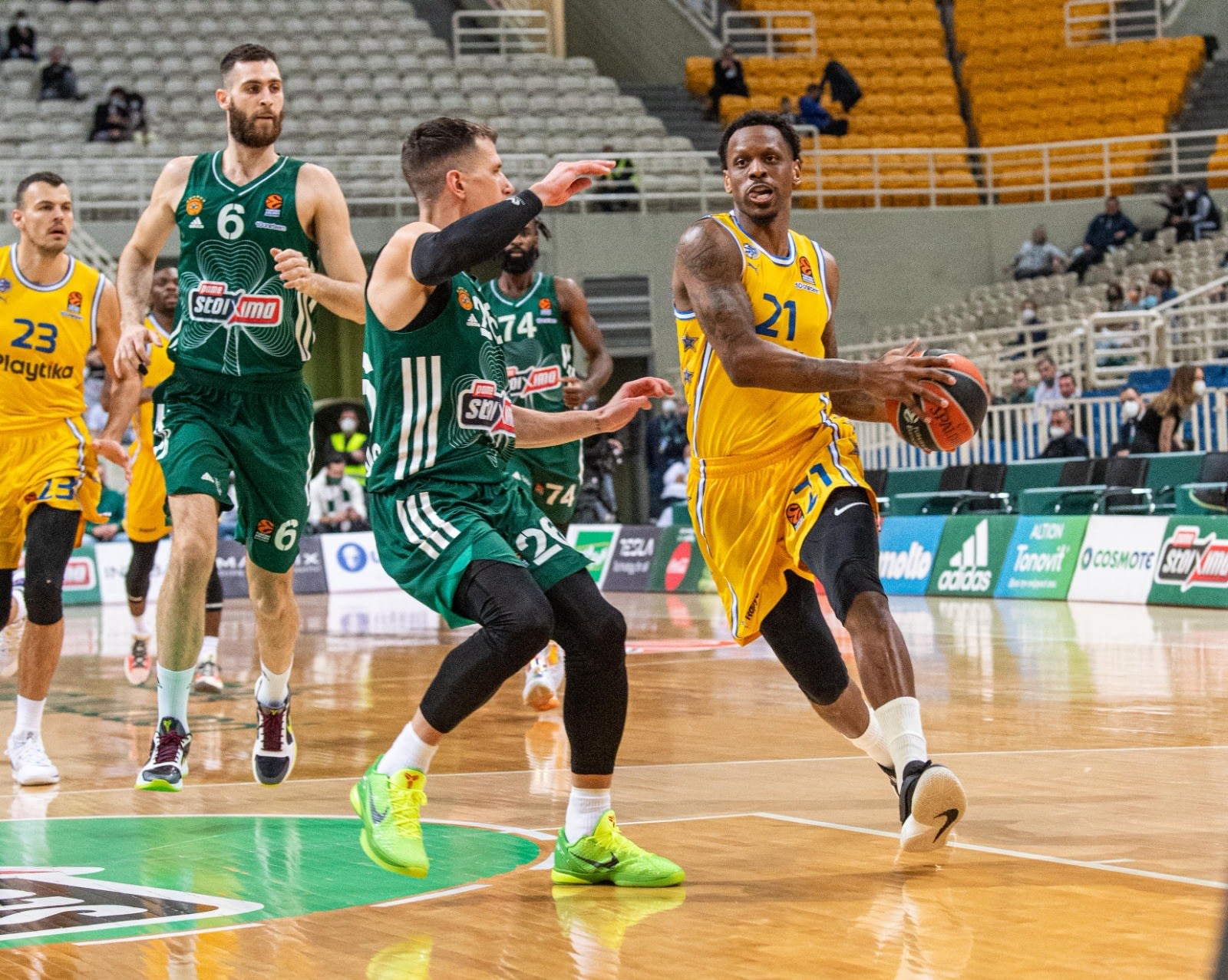 שחקן מכבי תל אביב ג'יימס נאנלי מול שחקן פנאתינייקוס נמניה נדוביץ'