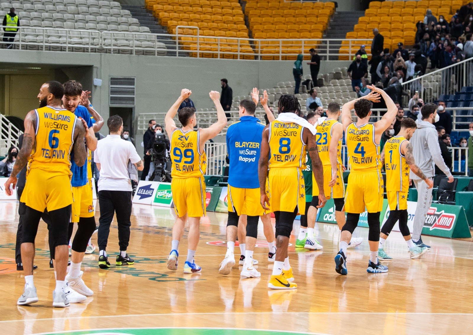 שחקני מכבי תל אביב בכדורסל לאחר הניצחון על פנאתינייקוס