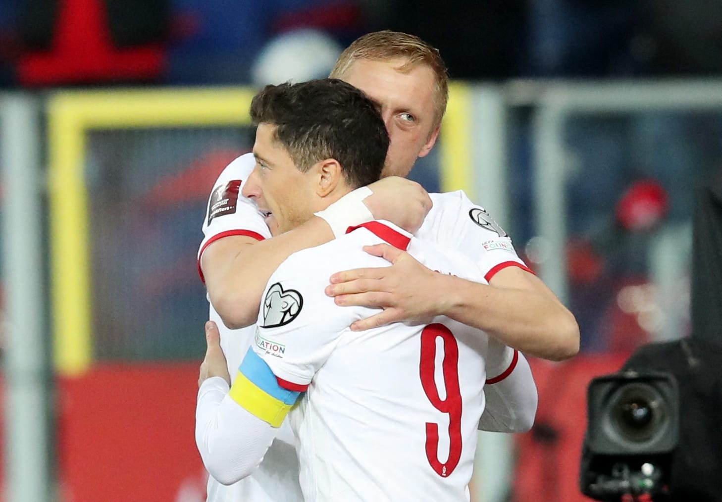 רוברט לבנדובסקי חלוץ נבחרת פולין עם קמיל גליק