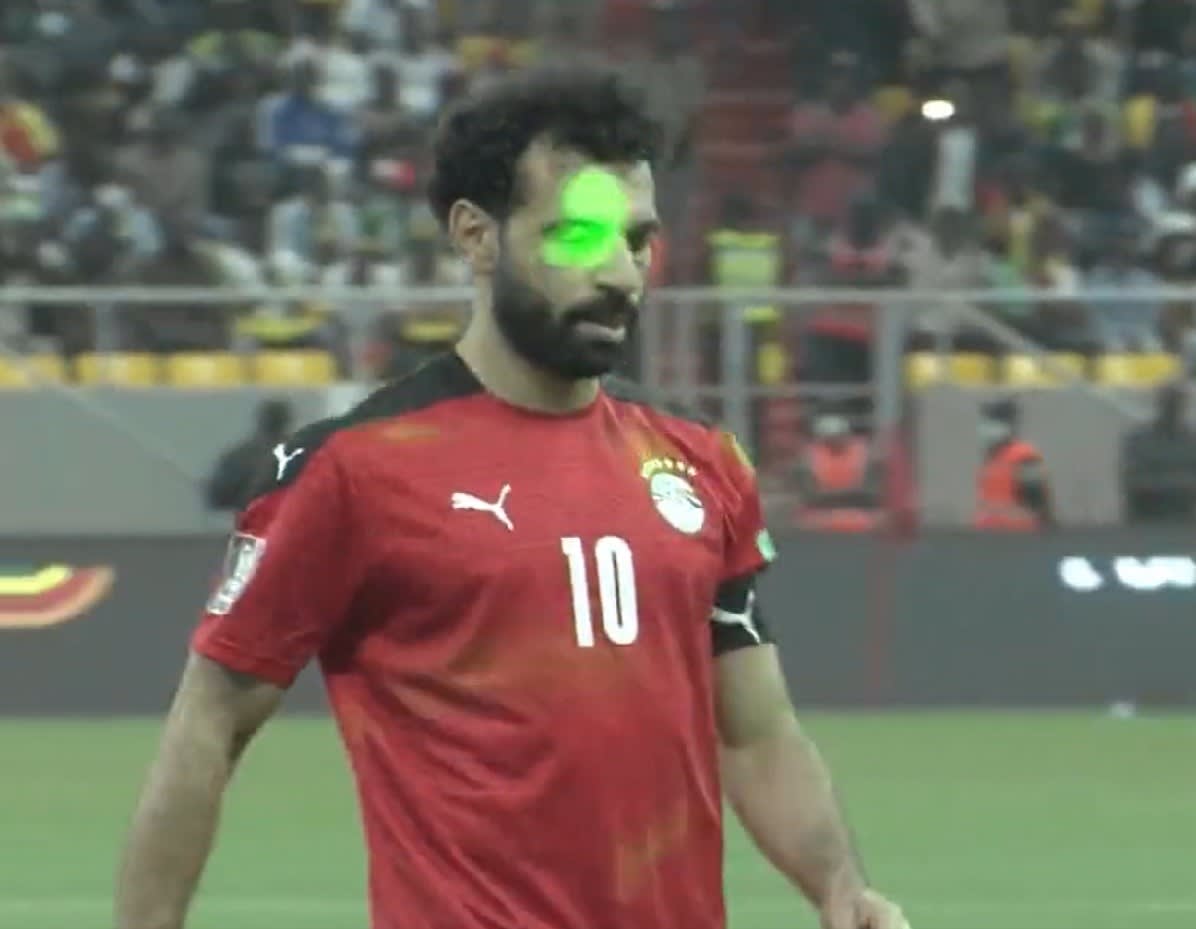 מוחמד סלאח, שחקן נבחרת מצרים, מסונוור על ידי לייזר במשחק נגד סנגל