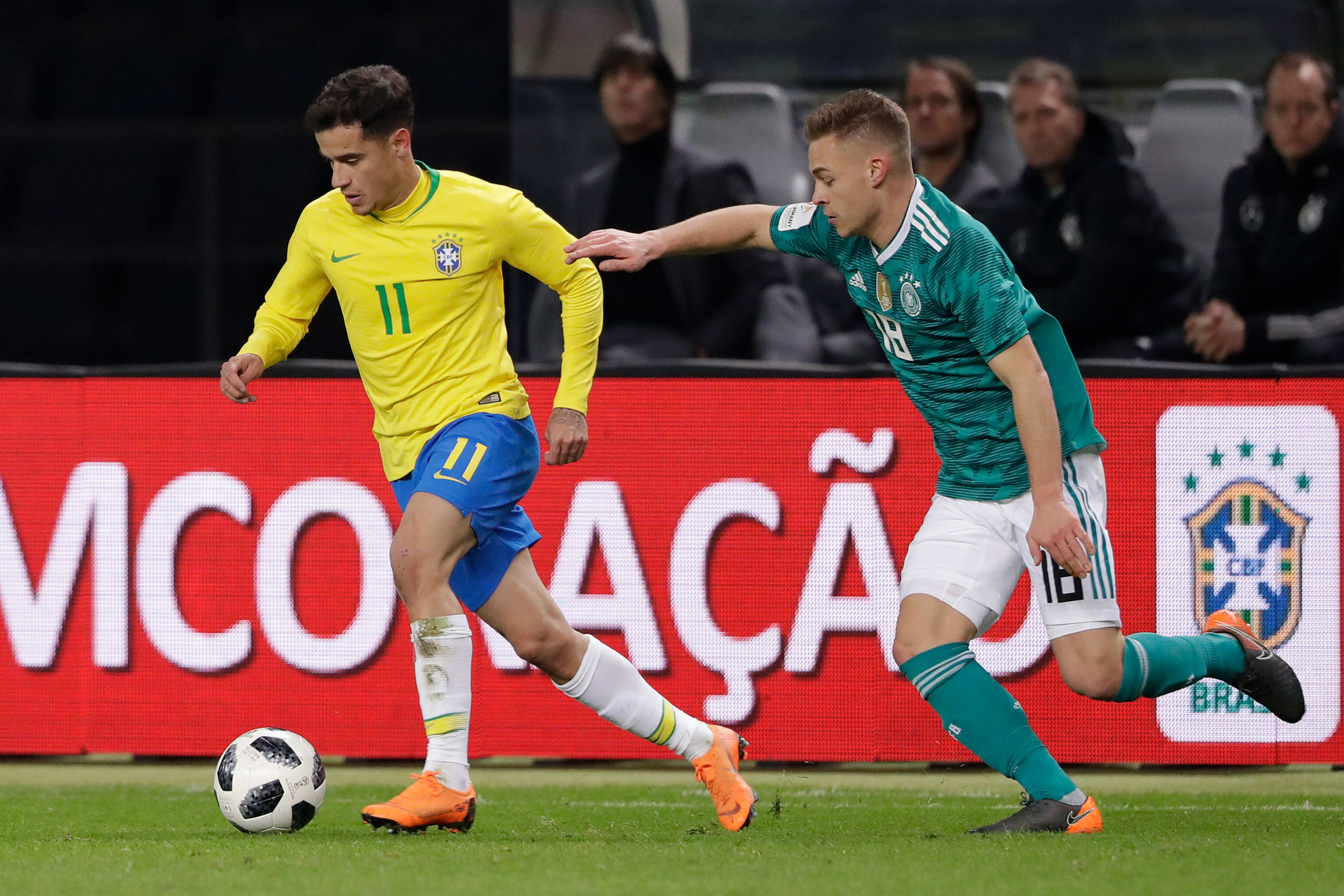 שחקן נבחרת גרמניה, יוזואה קימיש, מול שחקן נבחרת ברזיל, פיליפה קוטיניו בשנת 2018