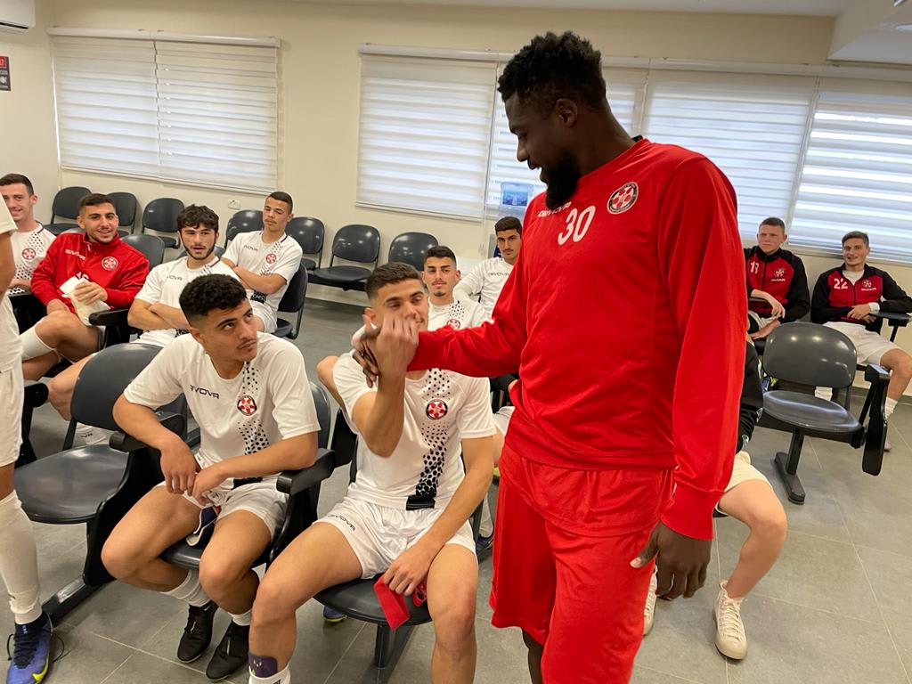 ג'ון אוגו עם שחקני הנוער של הפועל נוף הגליל