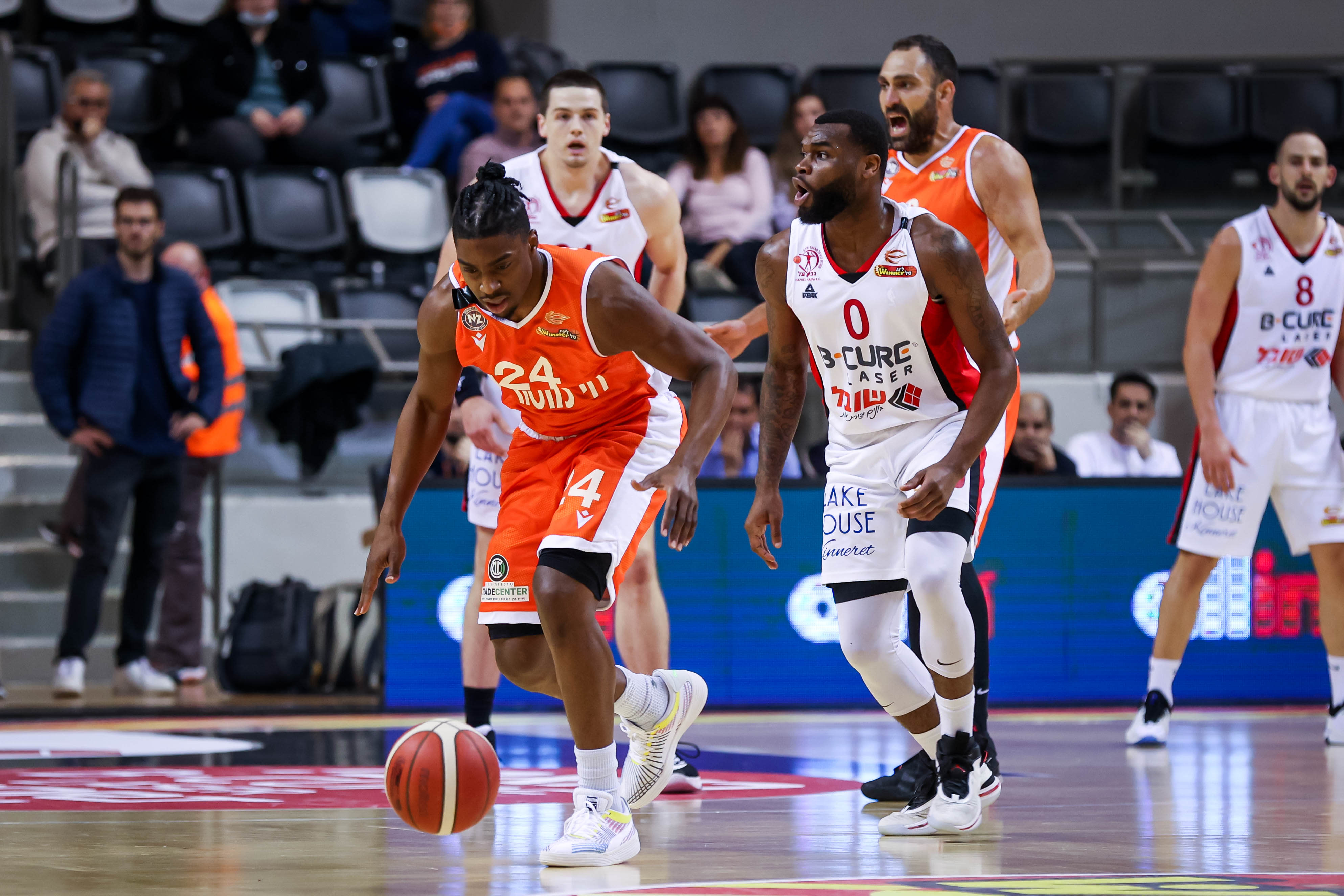 שחקן הפועל חיפה קאדים אלן מול שחקן עירוני נס ציונה פרנק בארטלי