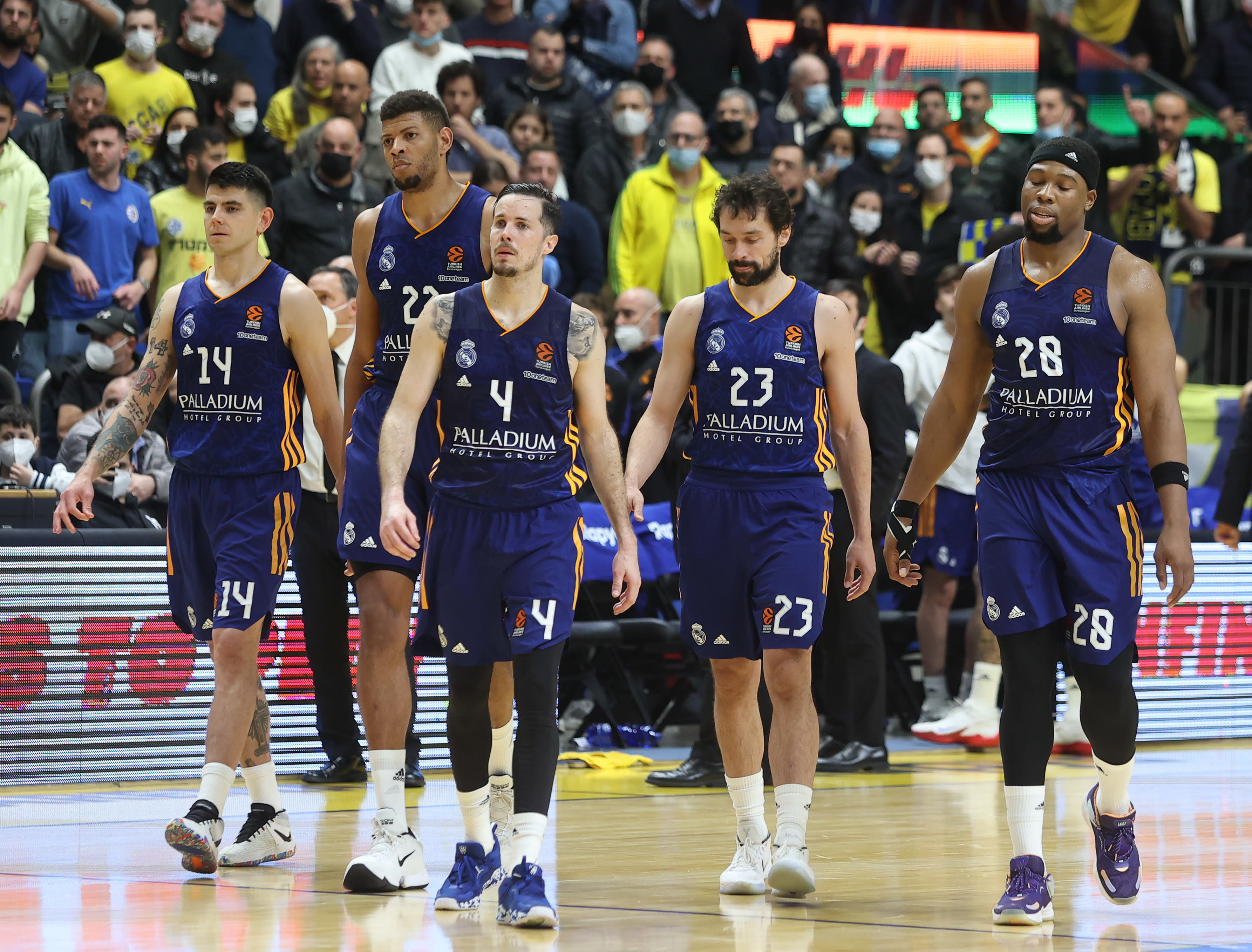 שחקן ריאל מדריד תומא הרטל עם סרחיו יוי, אדי טבארס, גרשון יאבוזלה, גבריאל דק