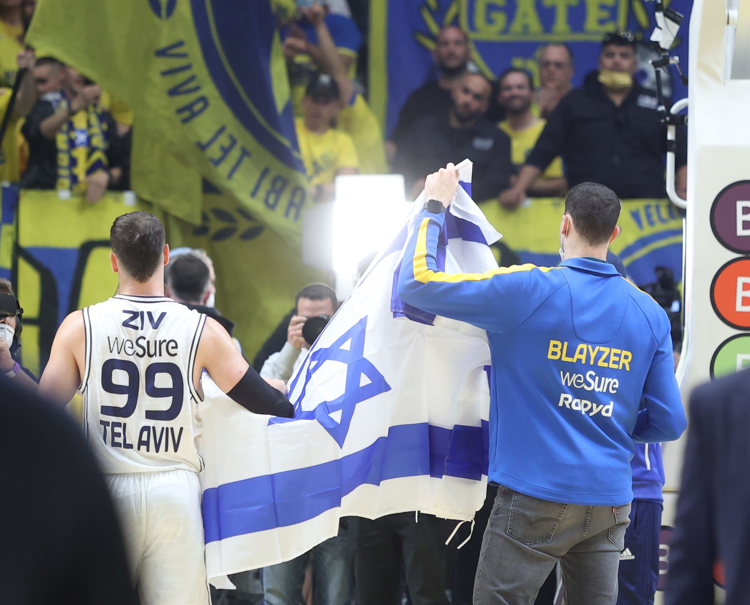 עוז בלייזר, יפתח זיו שחקני מכבי תל אביב עם דגל ישראל