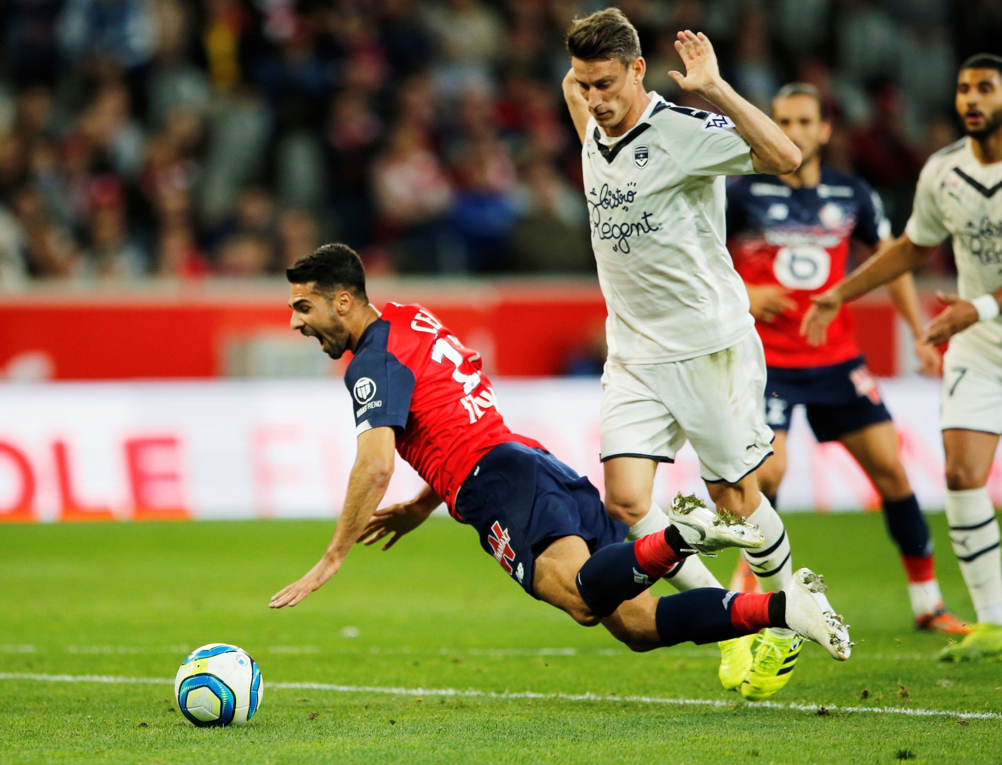 לורן קוסיילני שחקן בורדו מכשיל את זקי צ'ליק שחקן ליל