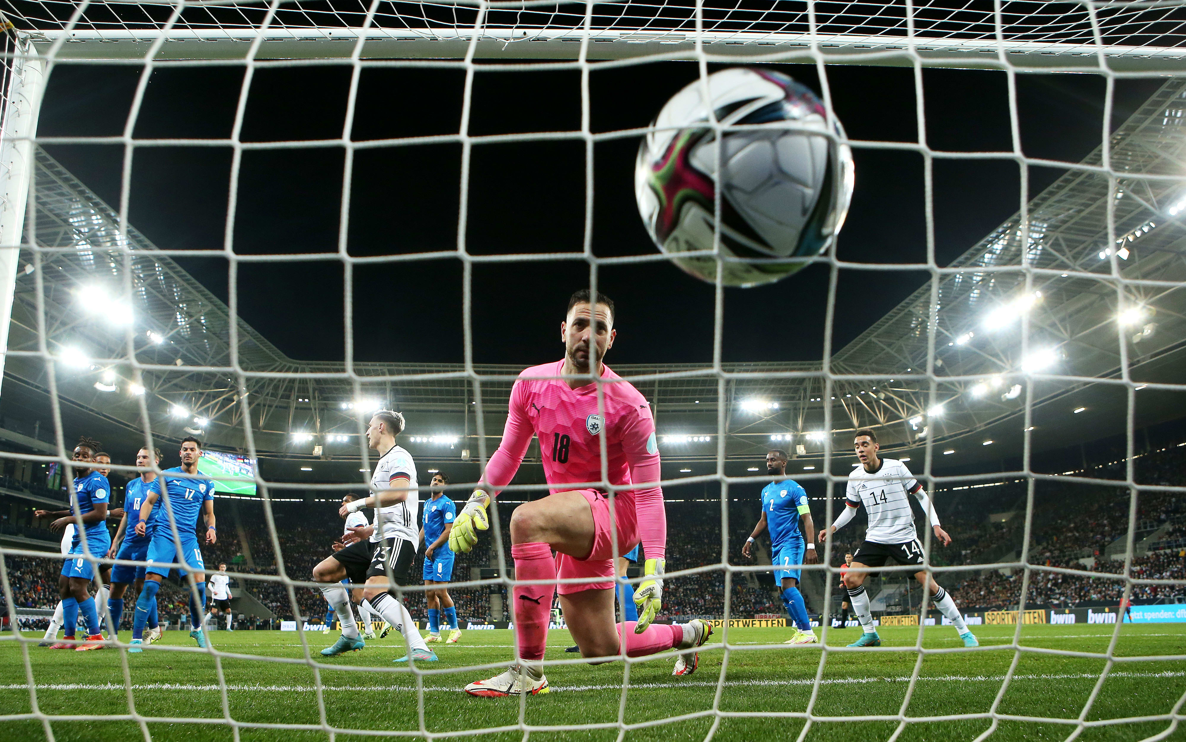 אופיר מרציאנו שוער נבחרת ישראל רואה כדור ברשת