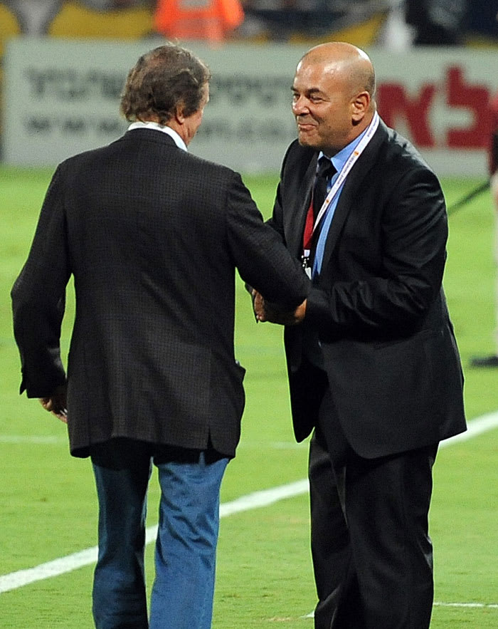 גדי כרמלי עוזר מאמן מכבי תל אביב לוחץ את ידו של מאמן דינמו קייב יורי סמין