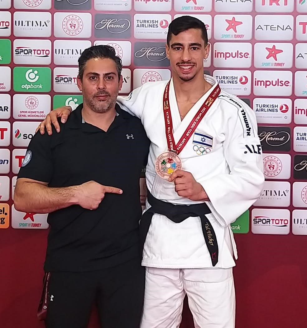 טל פליקר עם מאמנו גיא פוגל