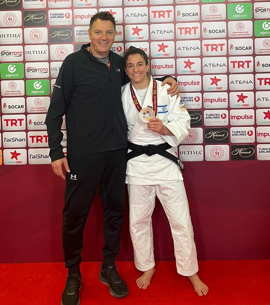 תמנע נלסון לוי עם מאמנה שני הרשקו