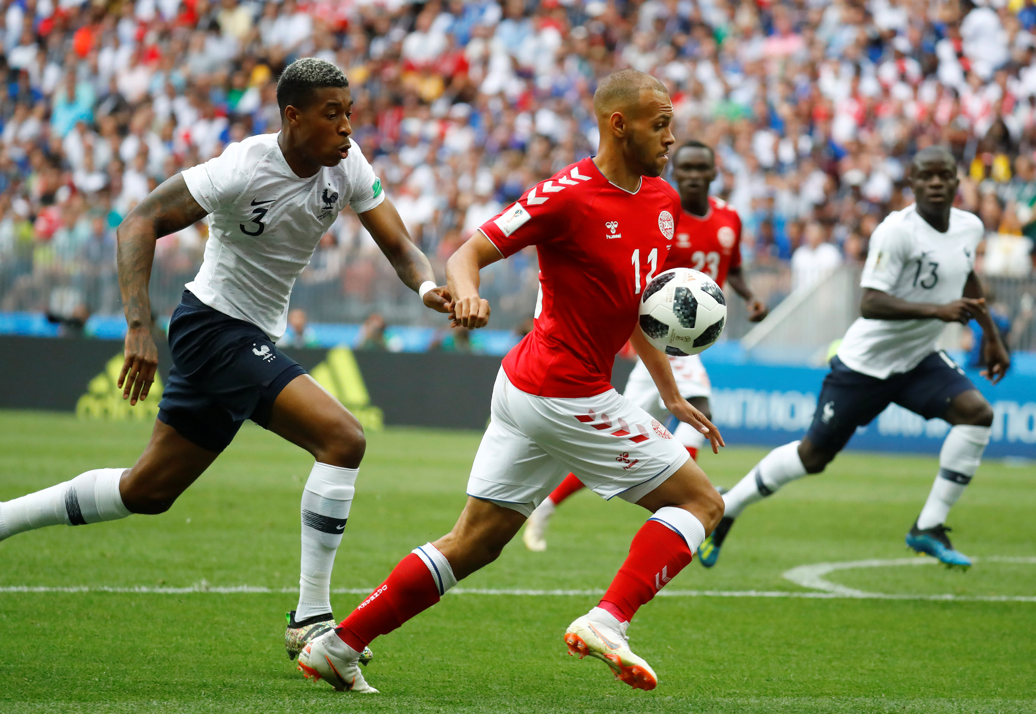 שחקן נבחרת צרפת פרסנל קימפמבה עם שחקן נבחרת דנמרק מרטין ברייתווייט