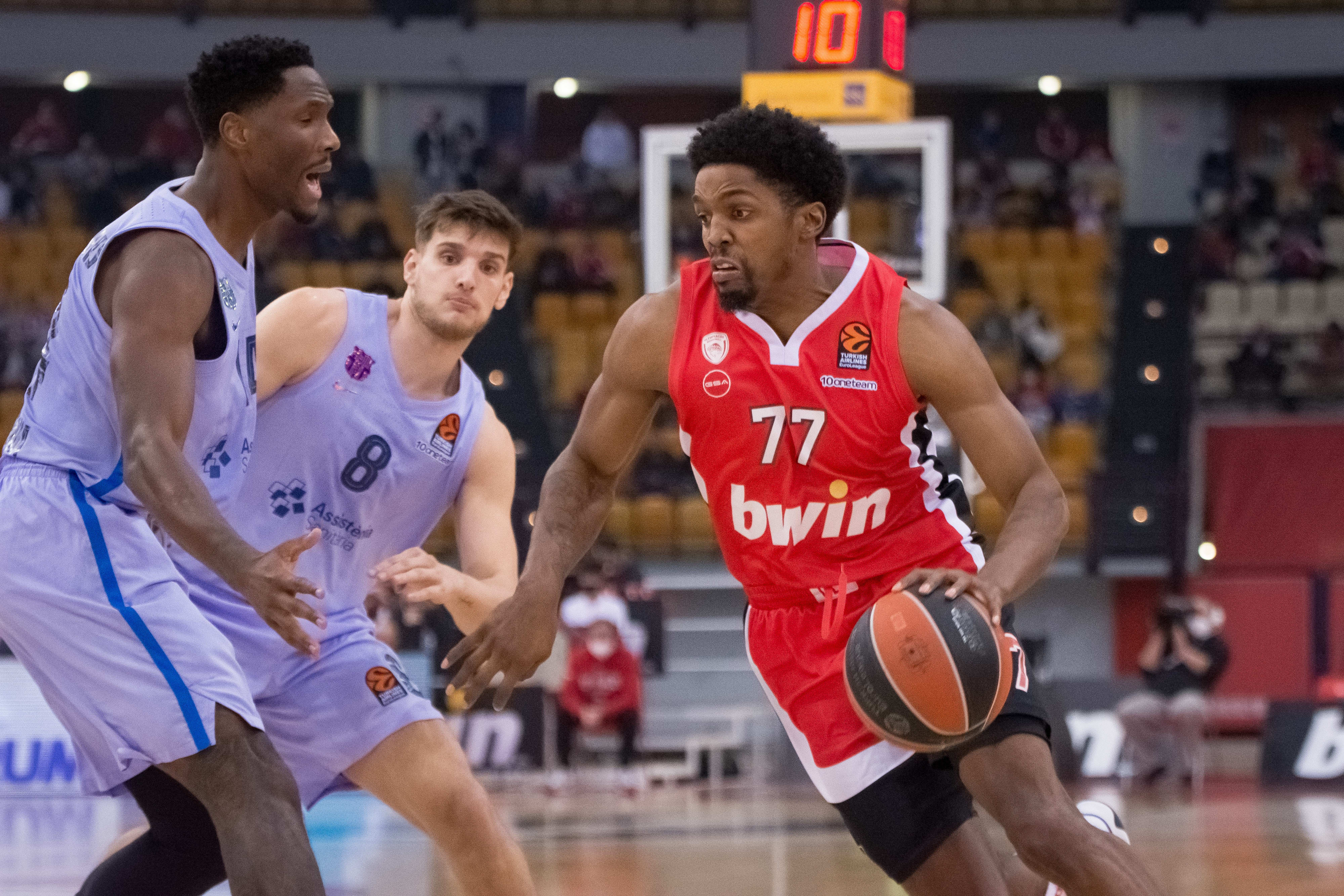 שאקיל מקיסיק שחקן אולימפיאקוס