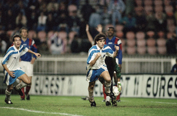 ראובן עטר שחקן נבחרת ישראל חוגג את שער הניצחון מול צרפת, לצדו איל ברקוביץ'