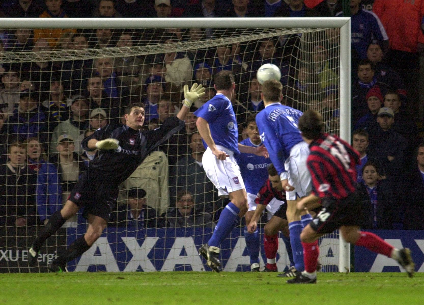 איל ברקוביץ' כובש לרשת איפסוויץ' במדי מנצ'סטר סיטי, ינואר 2002