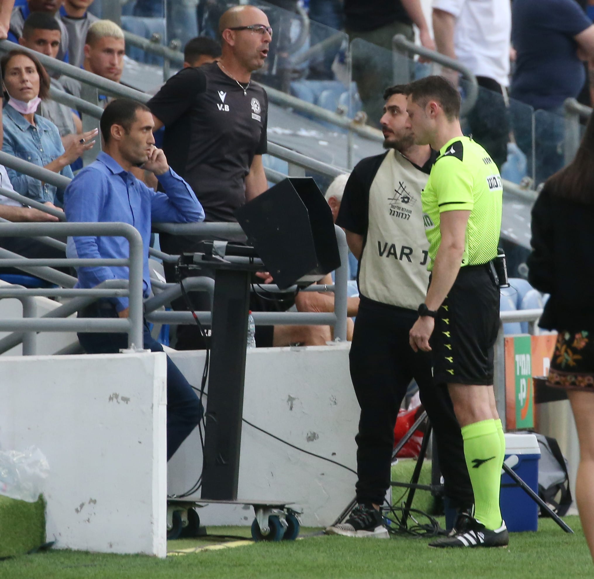 השופט דוד פוקסמן בודק פסילת שער במוניטור