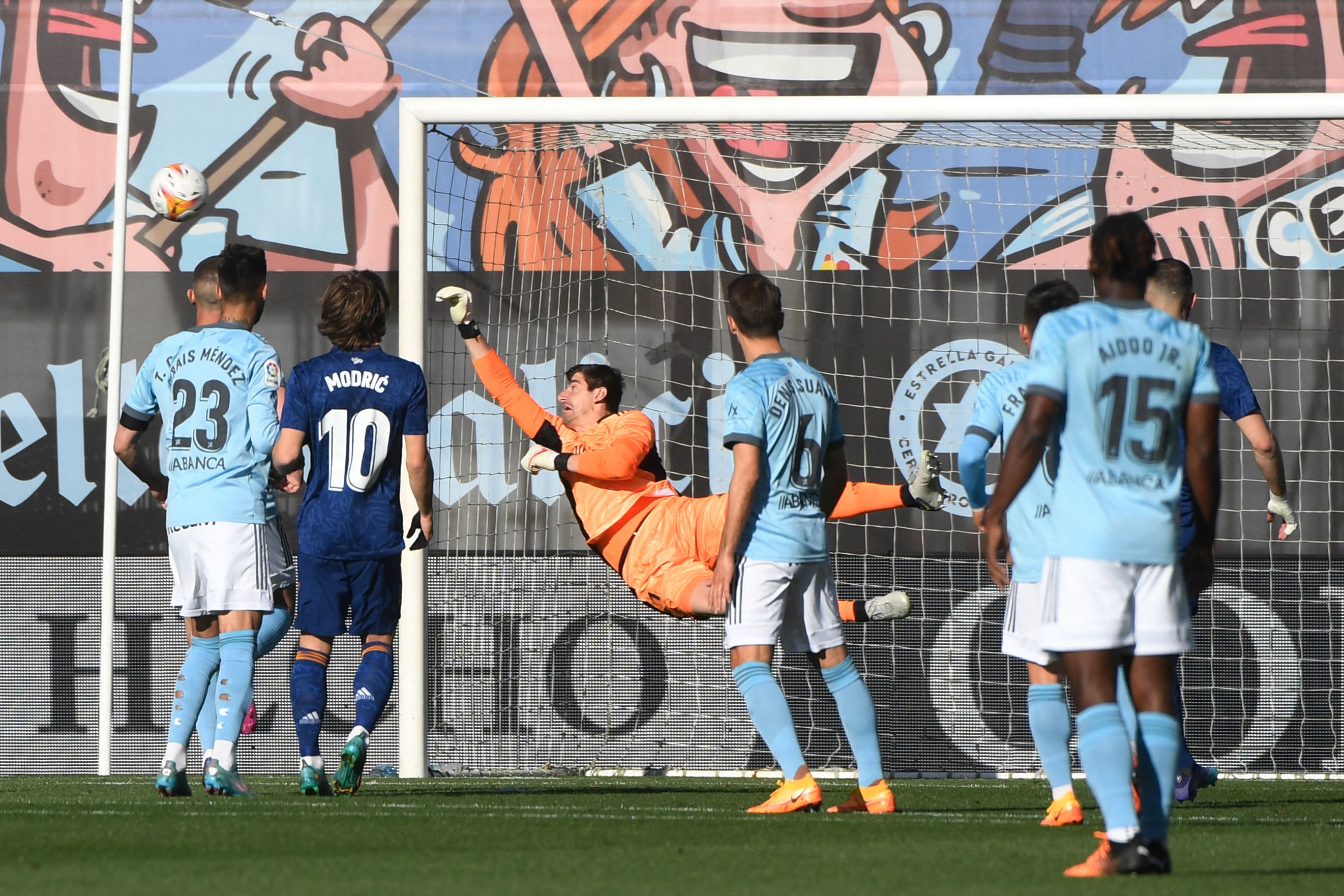 שוער ריאל מדריד טיבו קורטואה הודף בעיטה נגד סלטה ויגו