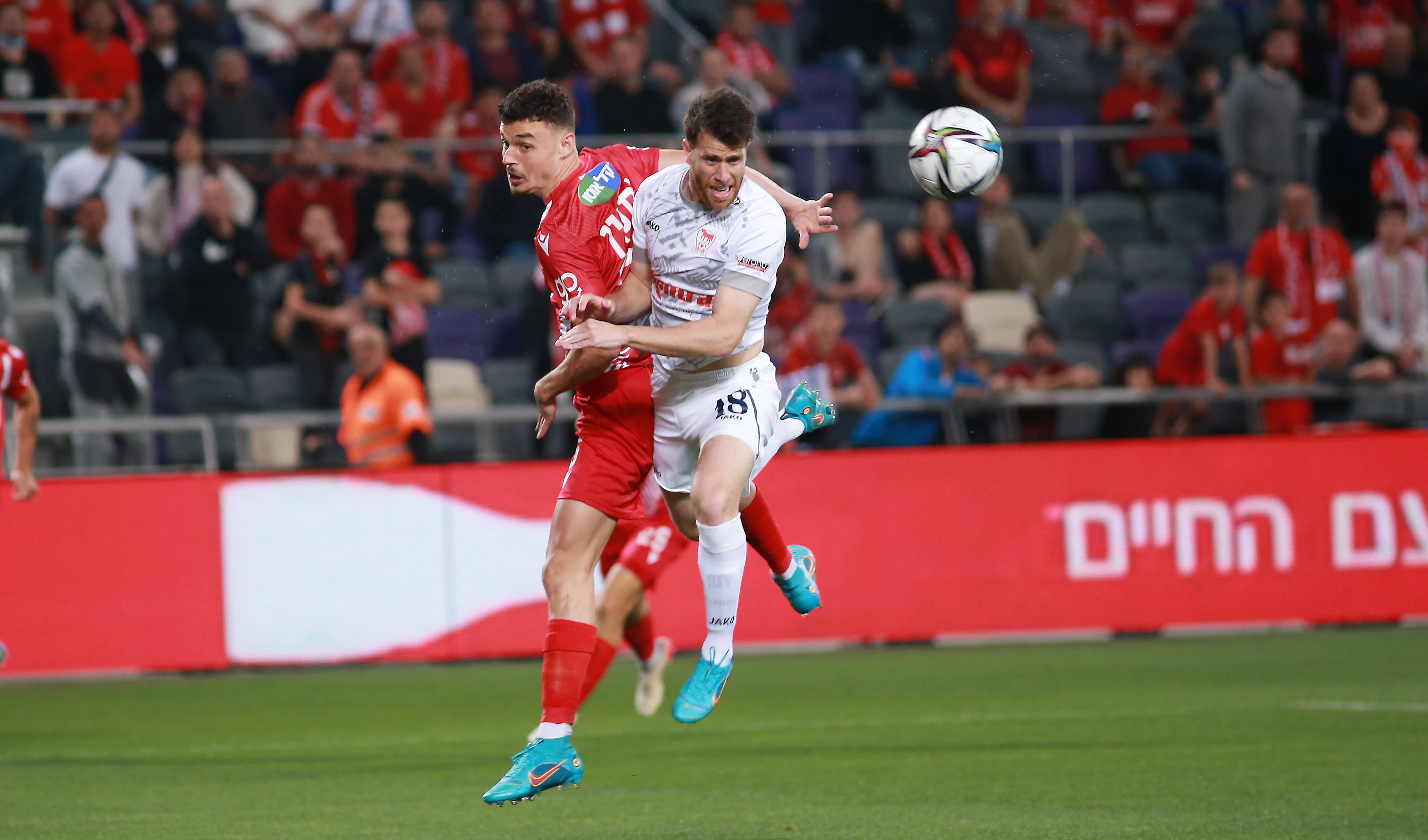 שחקן הפועל תל אביב סתיו למקין, מול שחקן בני סכנין גיא מלמד