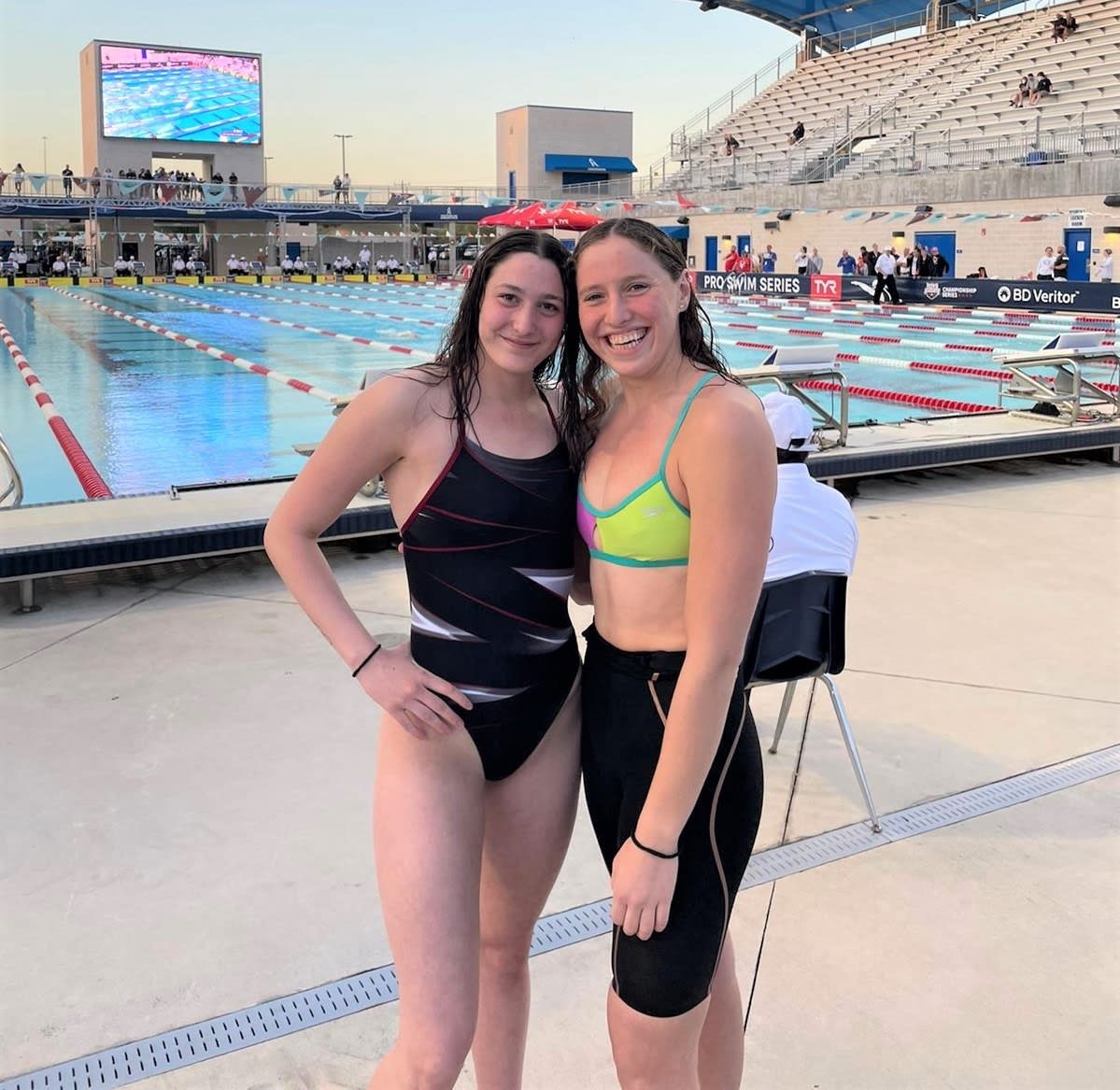 השחיינית לאה פולונסקי עם אביב ברזלי