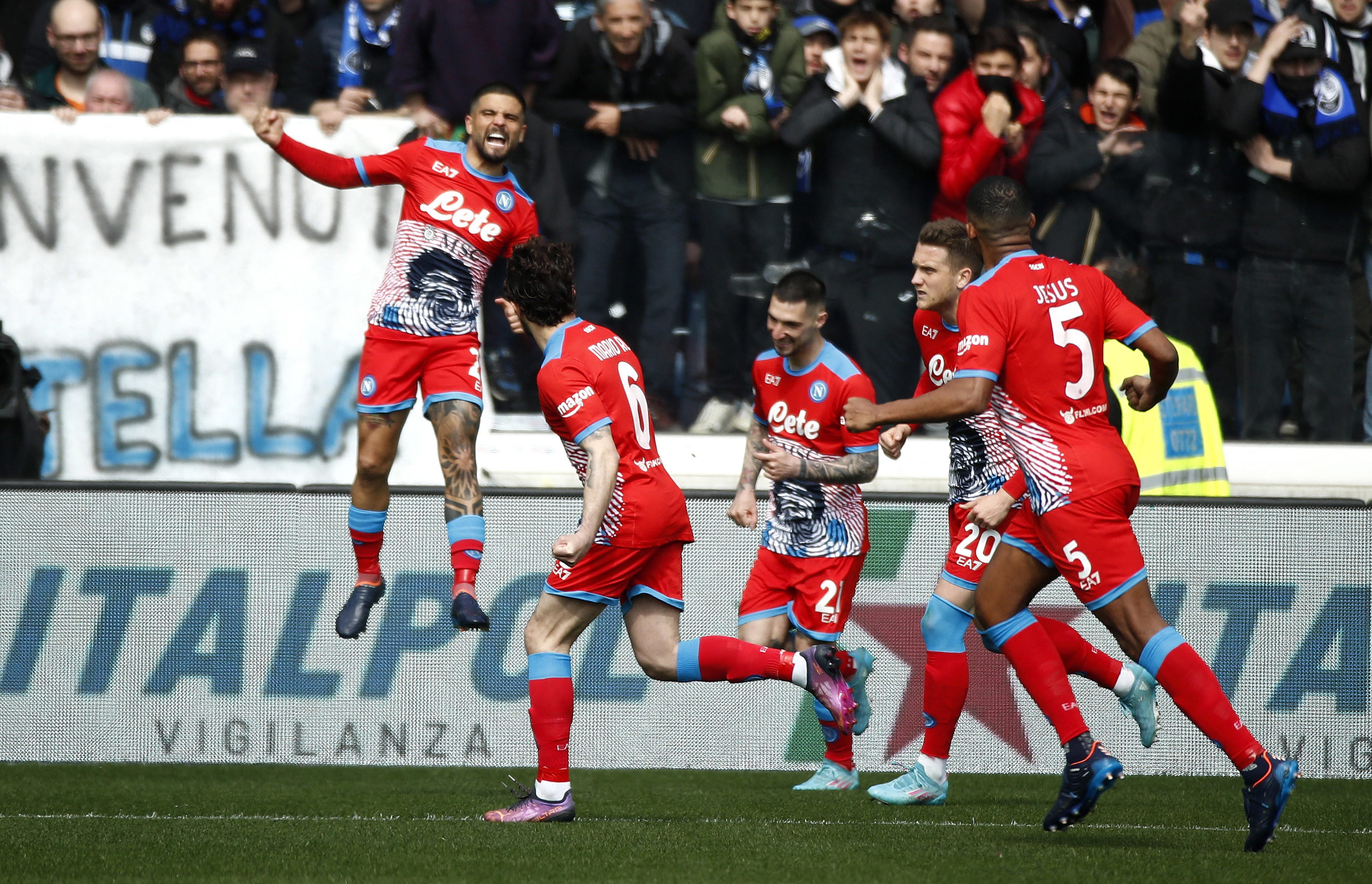 לורנצו אינסינייה, שחקן נאפולי חוגג