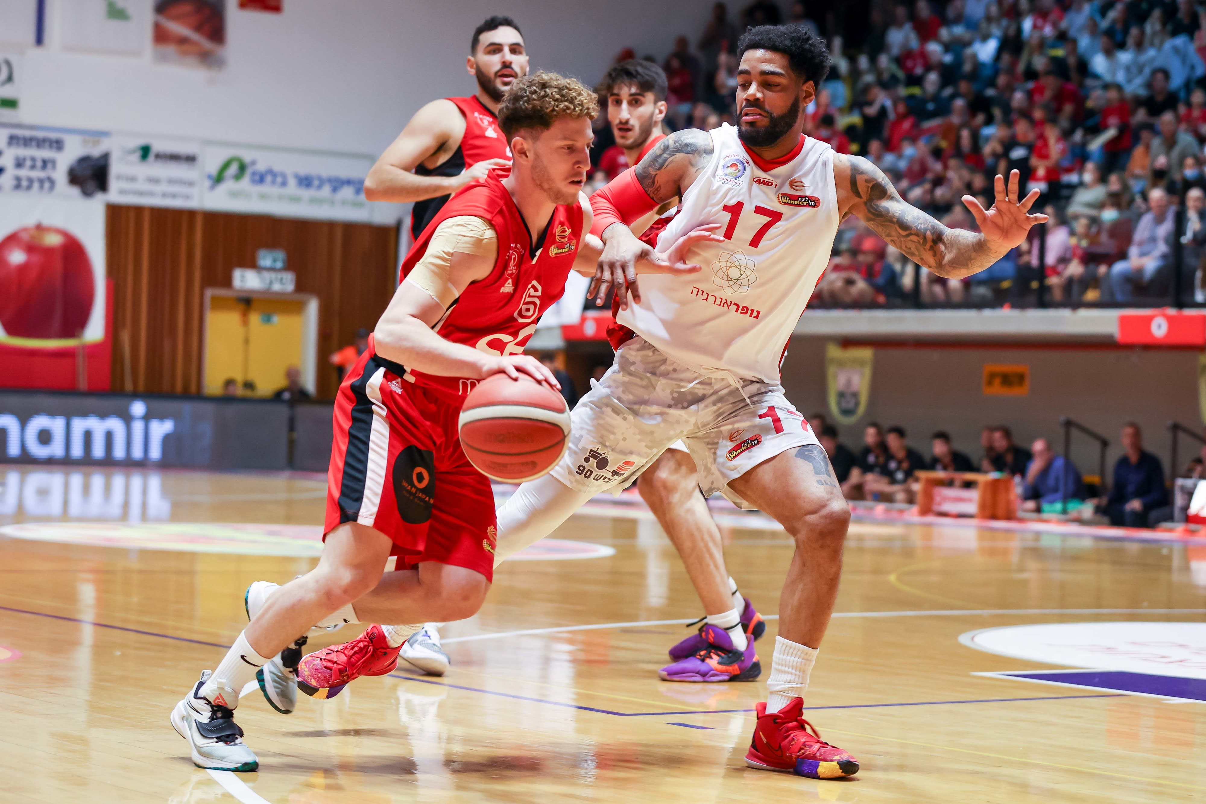 שחקן הפועל תל אביב גיל בני מול שחקן הפועל גליל עליון די ג'יי קנדי