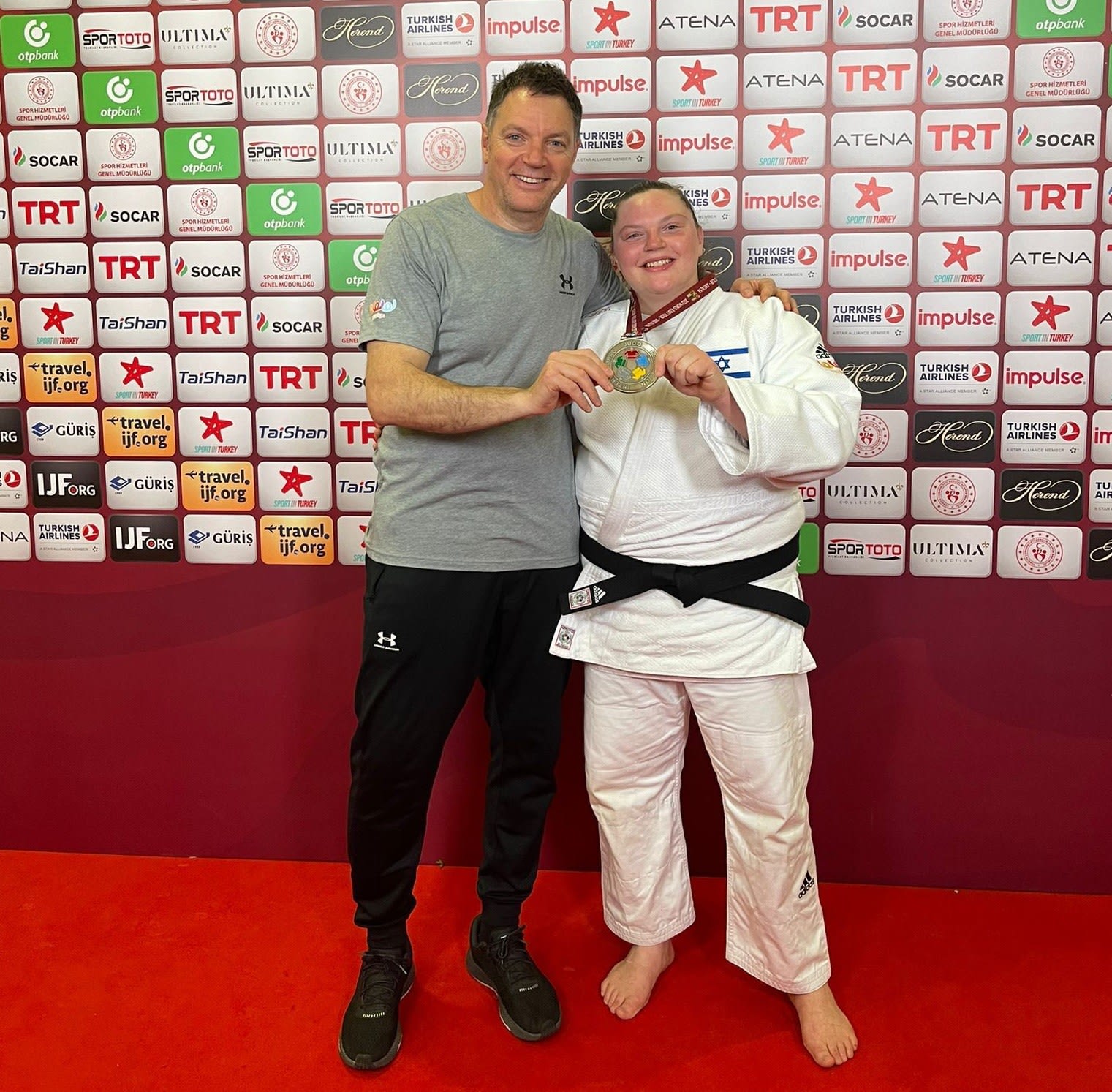 רז הרשקו עם מאמנה שני הרשקו