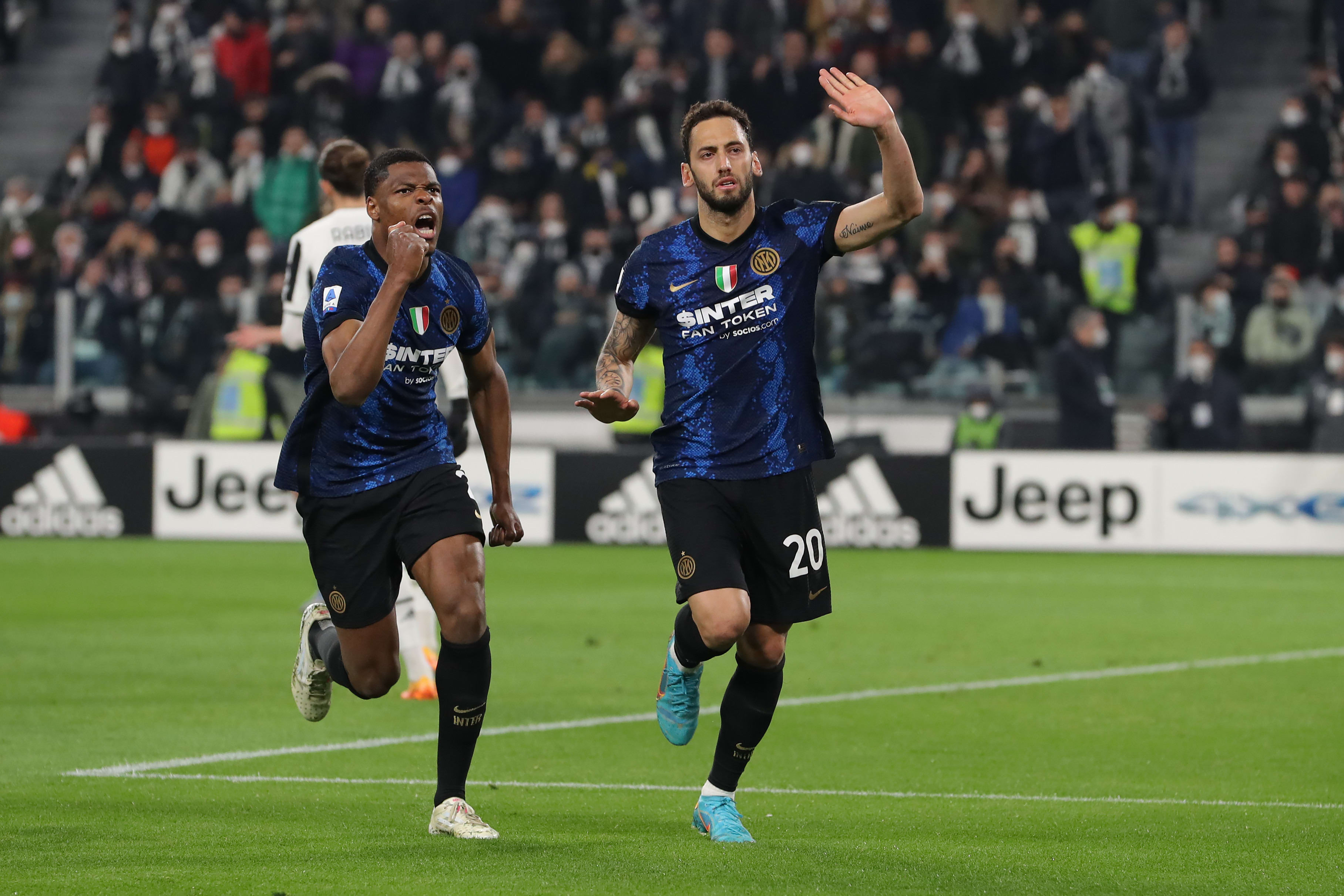 שחקן אינטר הקאן צ'לחנויולו חוגג עם דנזל דומפריס