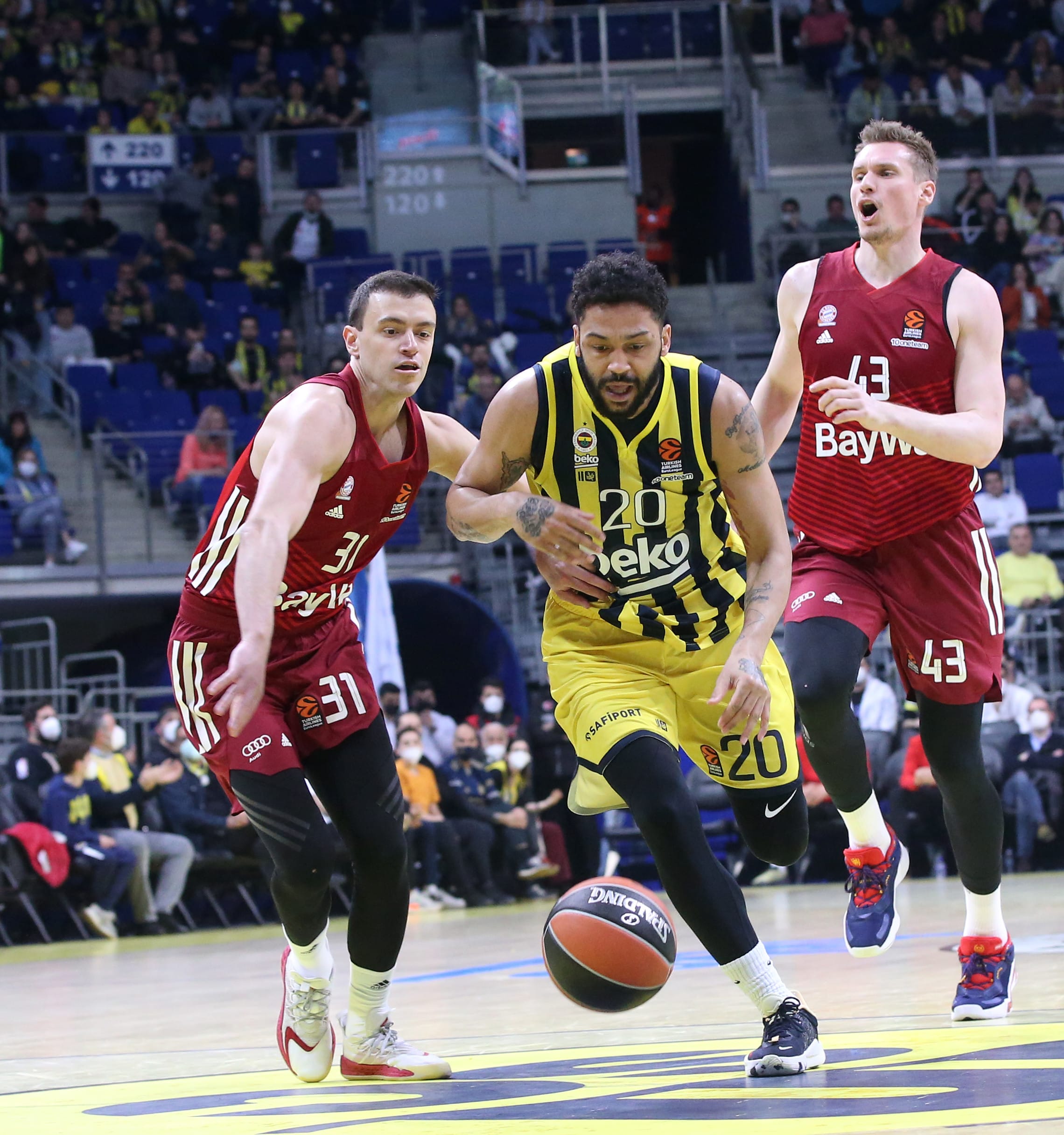 פרייה הנרי שחקן פנרבחצ'ה מול ז'אן מארק שישקו שחקן באיירן מינכן