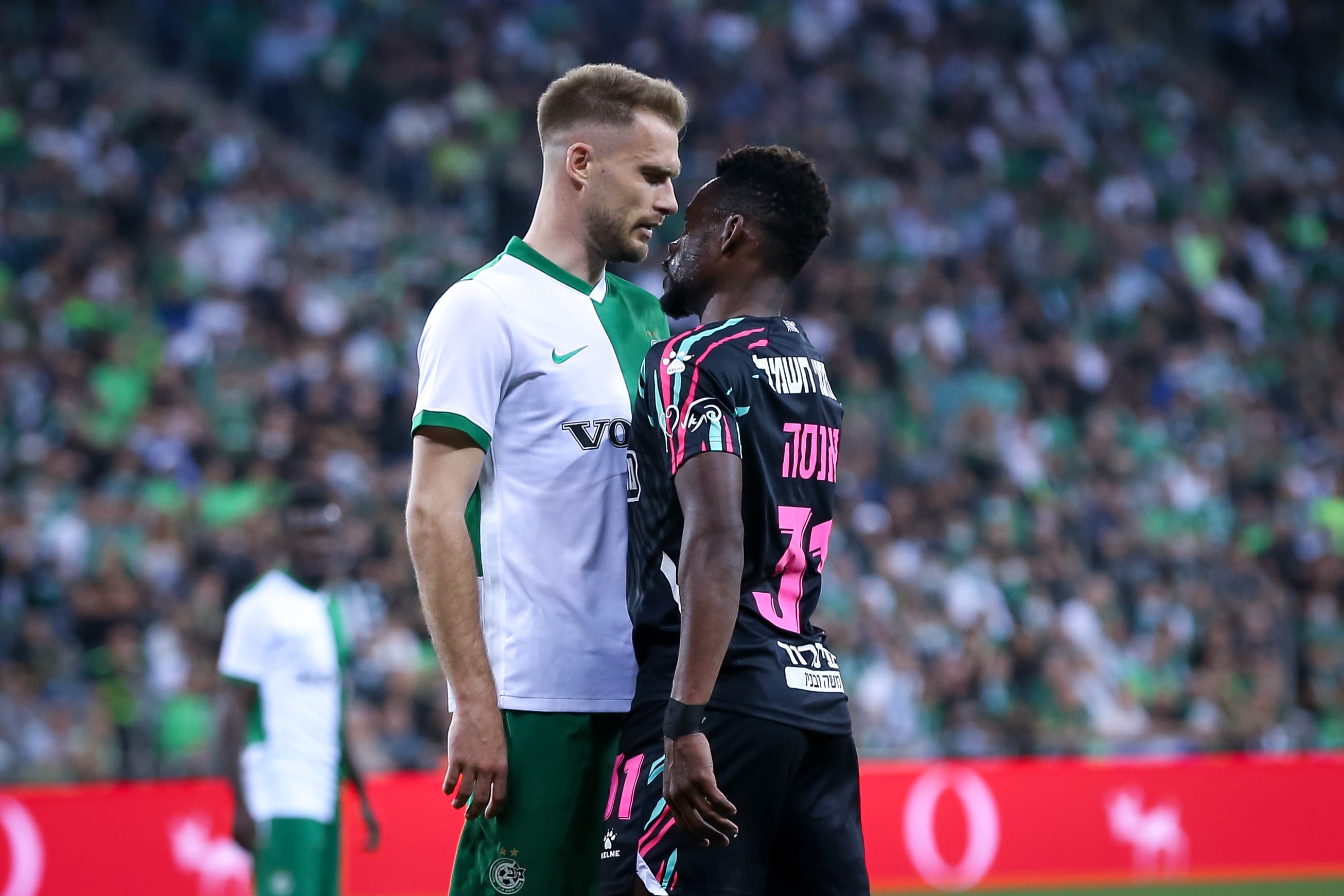 שחקן מכבי חיפה בוגדן פלאניץ' מול שחקן הפועל באר שבע יוג'ין אנסה