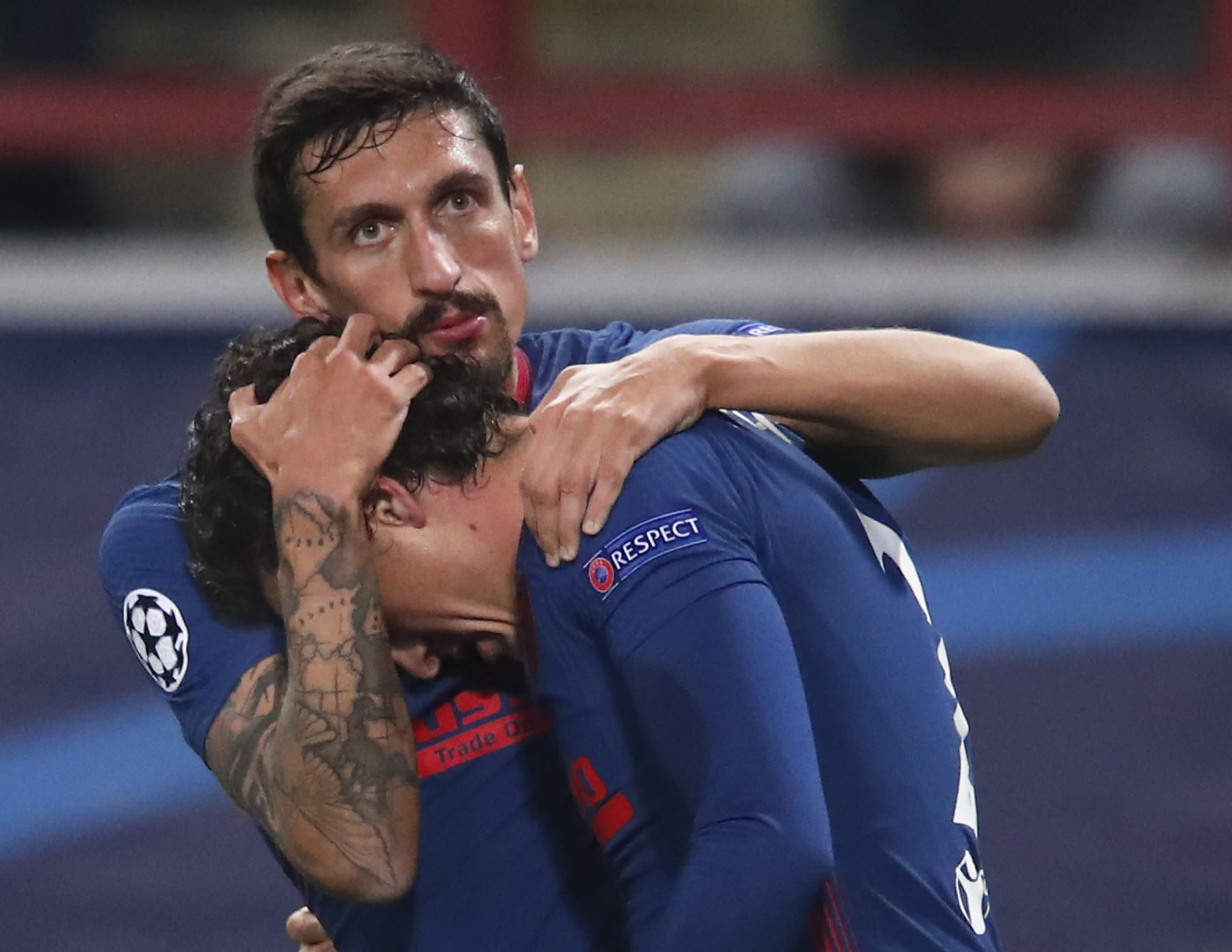 שחקן אתלטיקו מדריד סטפן סאביץ' עם חוסה חימנס