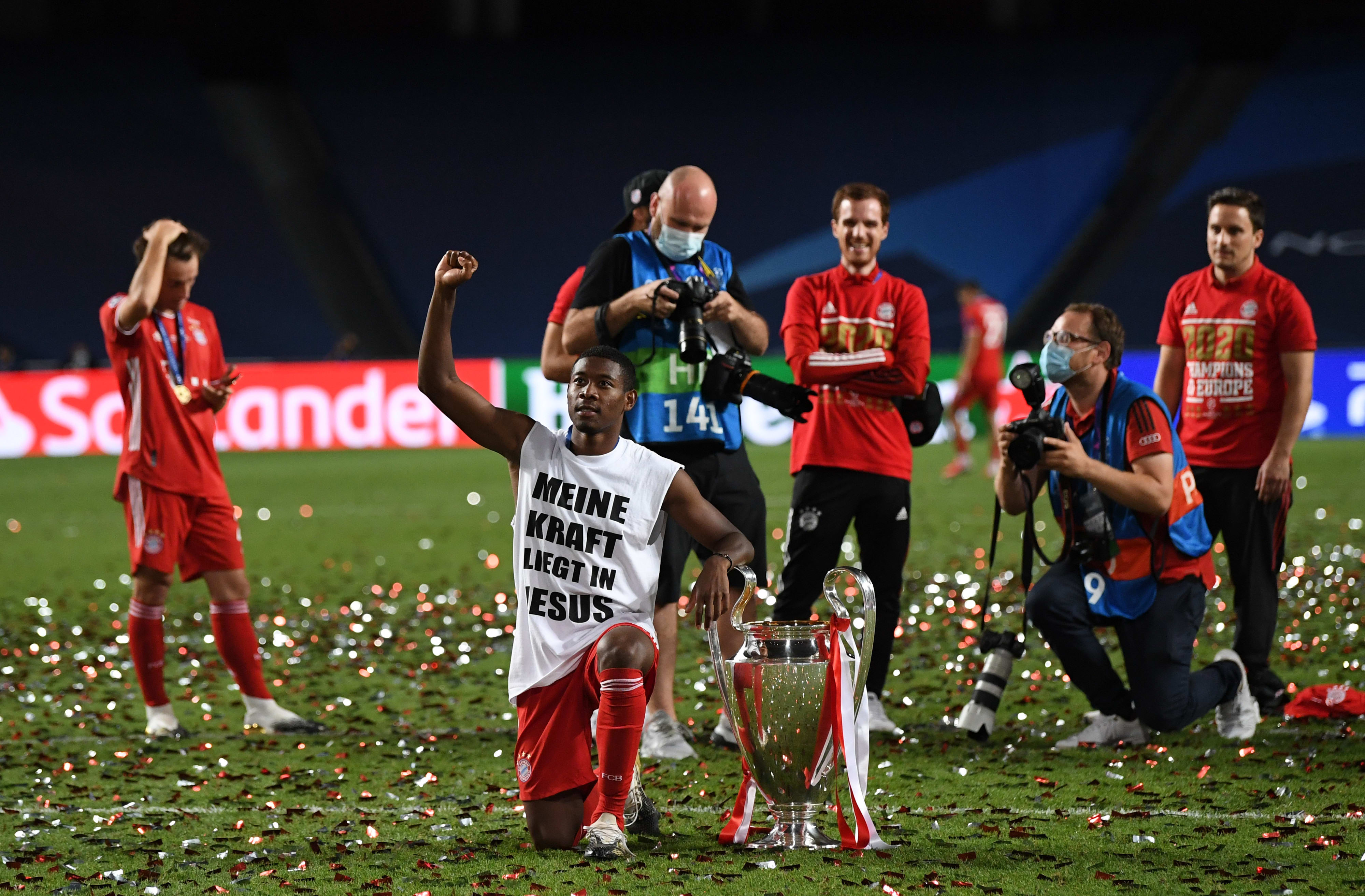 דייויד אלאבה במדי באיירן מינכן עם הגביע של ליגת האלופות