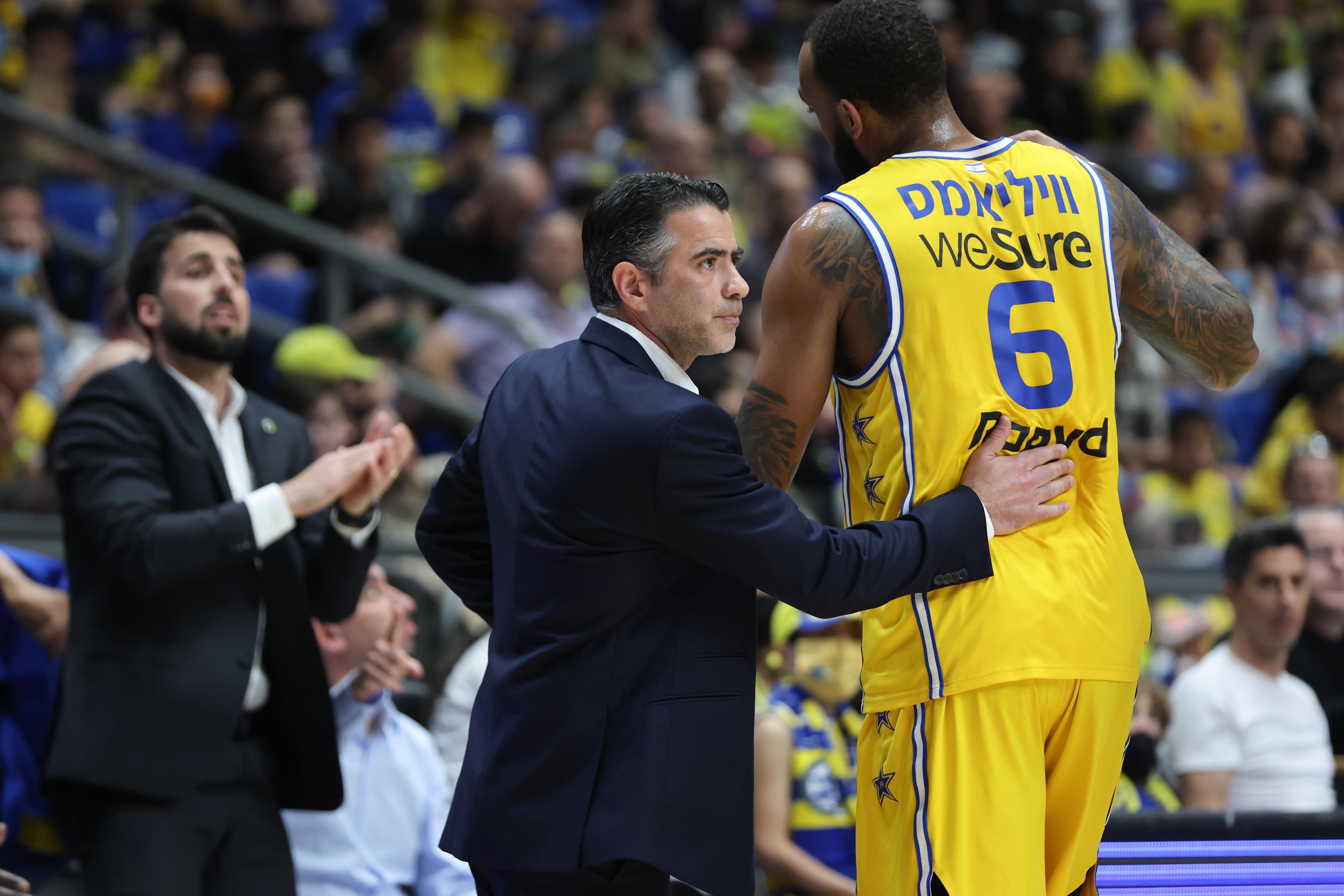 מאמן מכבי תל אביב אבי אבן עם דרק וויליאמס