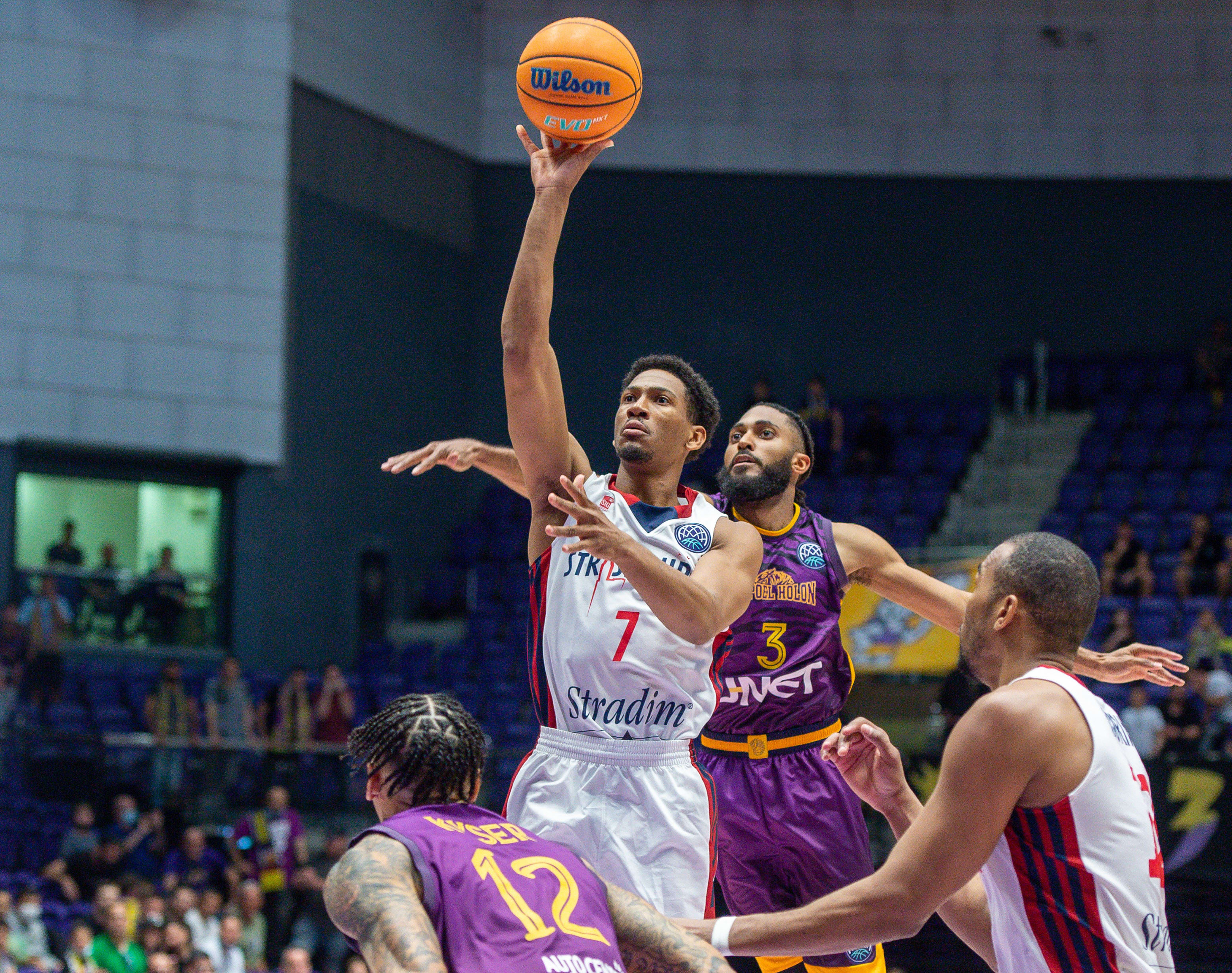 שחקן שטרסבורג קמרון טיילור מול שחקן הפועל חולון אדם סמית'